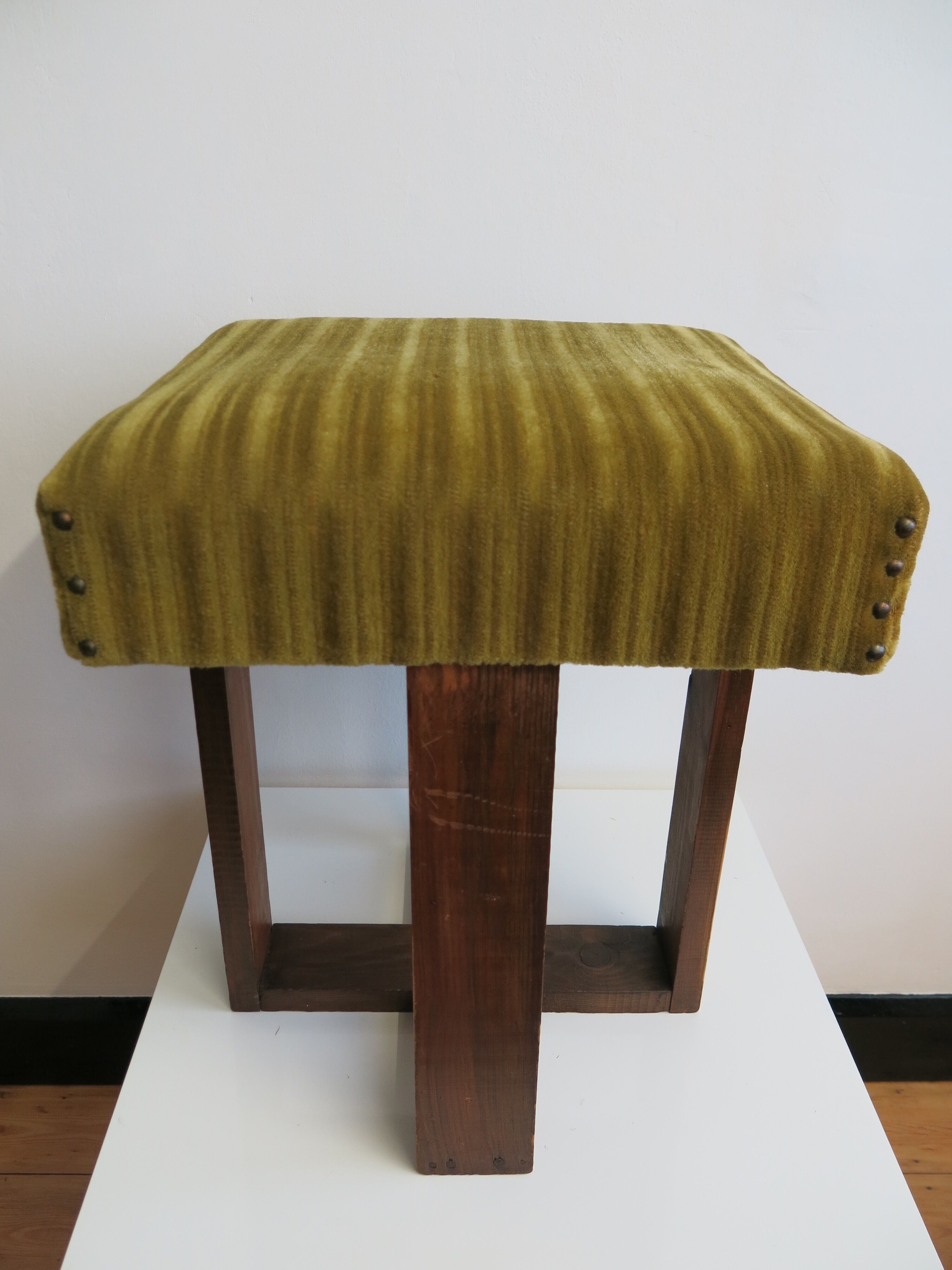 Rest - art deco foot in green velvet and solid wood