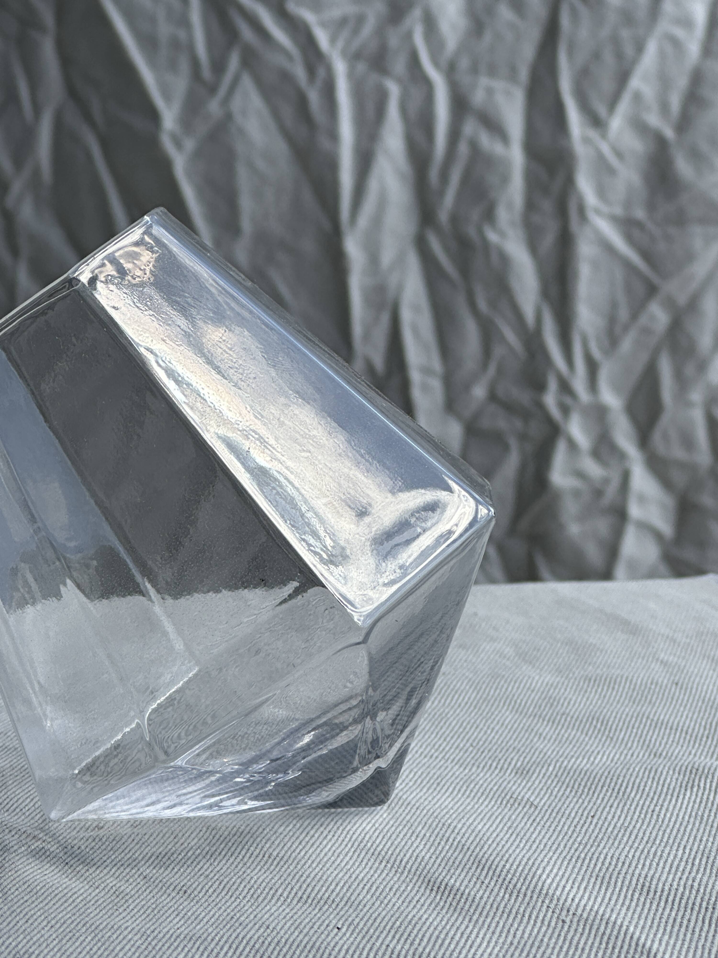 Small geometric carafe with diamond-shaped stopper and its 4 glasses