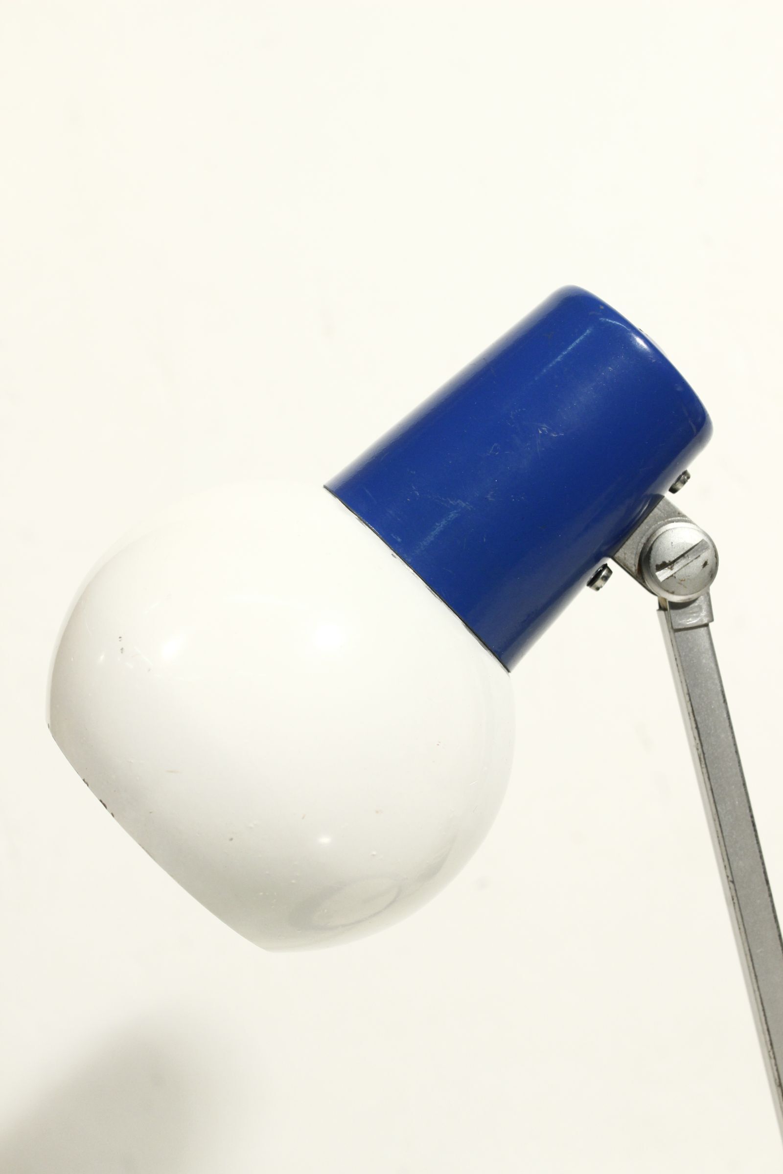 Lampe de bureau vintage métal peint blanc & bleu design Allemagne 1960s