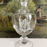Flacon ancien sur pied en verre soufflé gravure médaillon