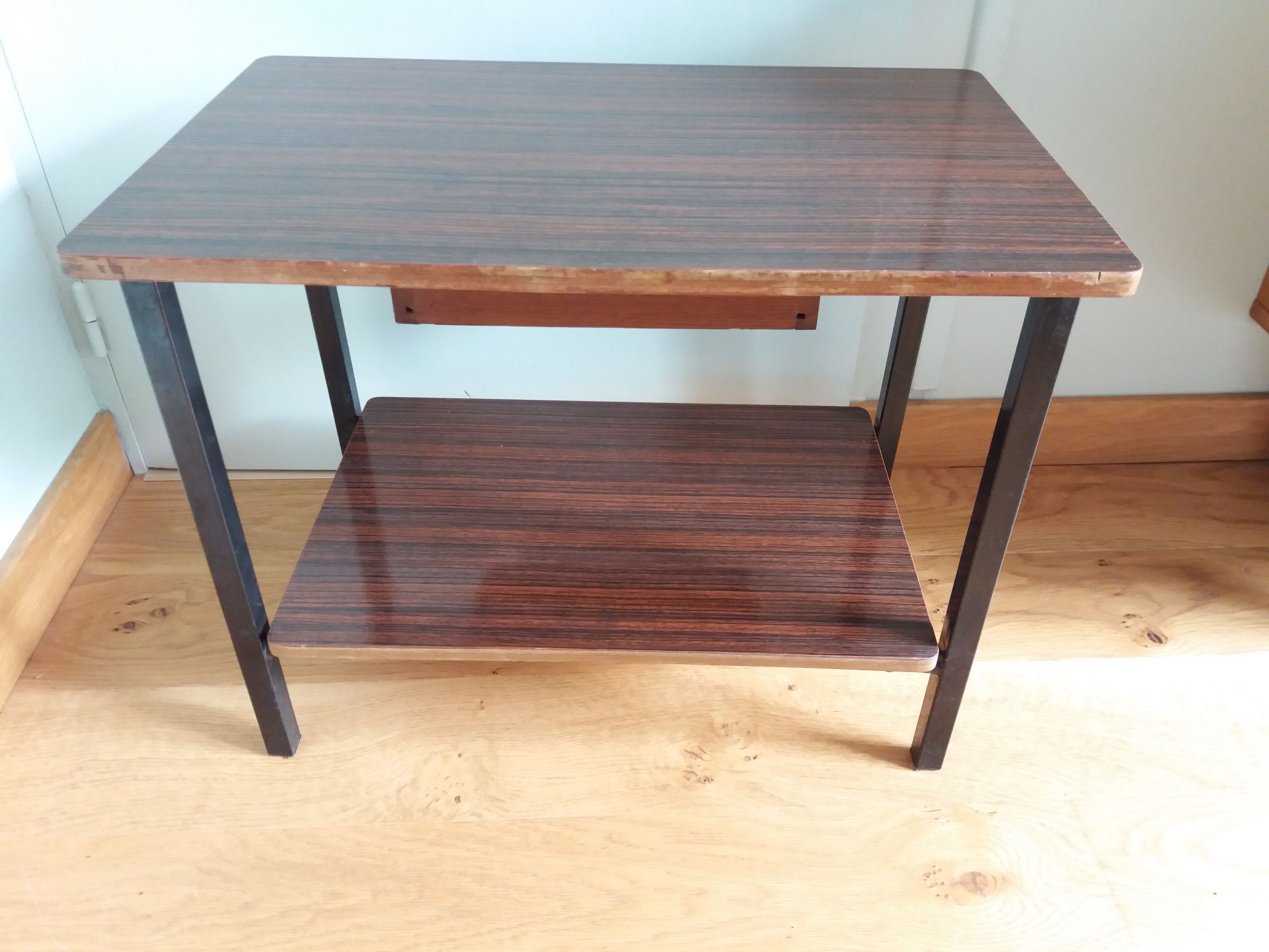 Table de chevet bout de canapé style moderniste formica et métal laqué noir