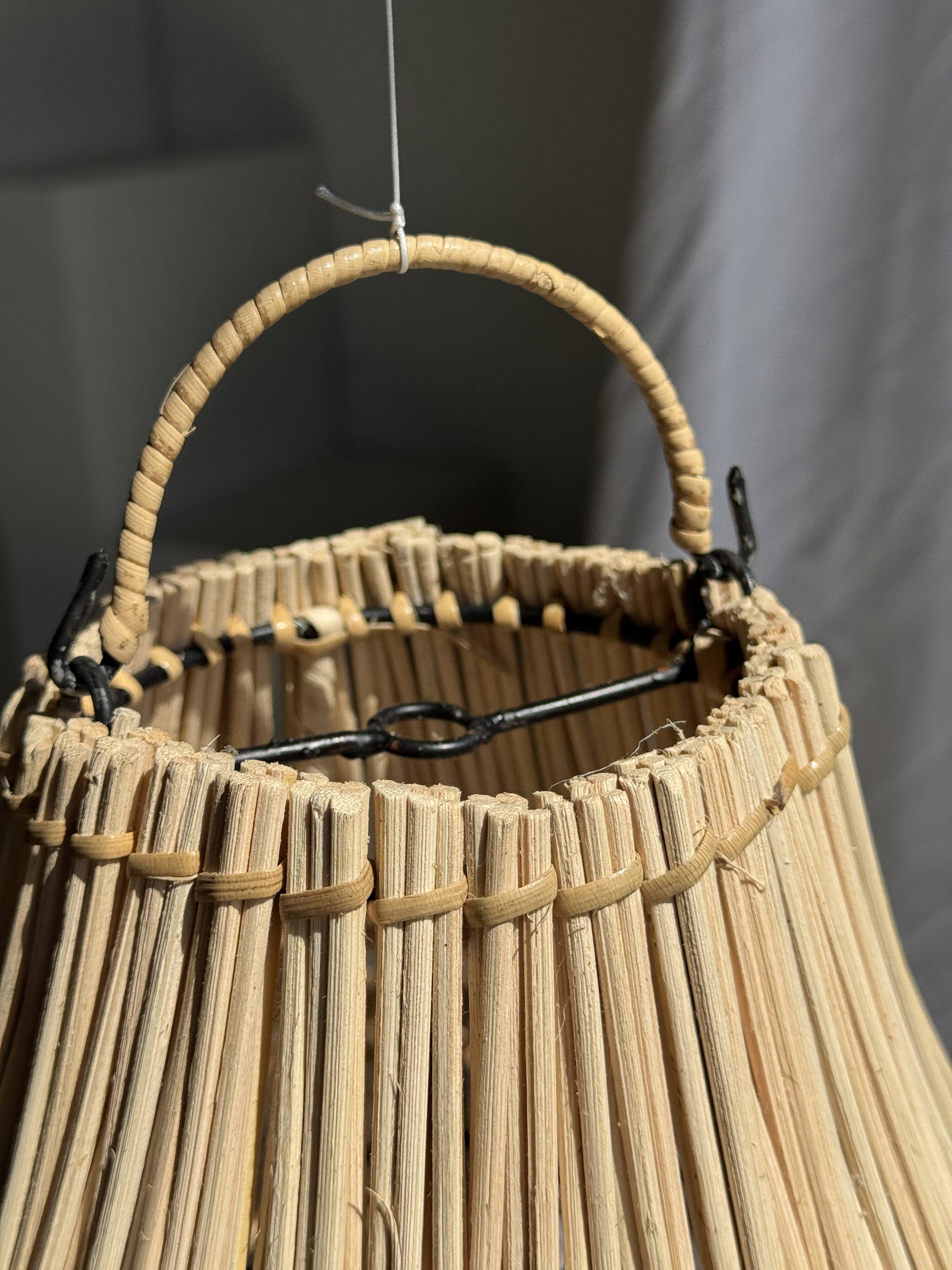 Suspension or rattan lampshade in the shape of a woven bulb.