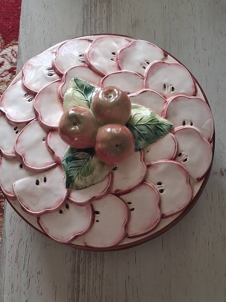 Pie dish / Tatin with a trompe-l'œil lid in slipware – Apple decoration