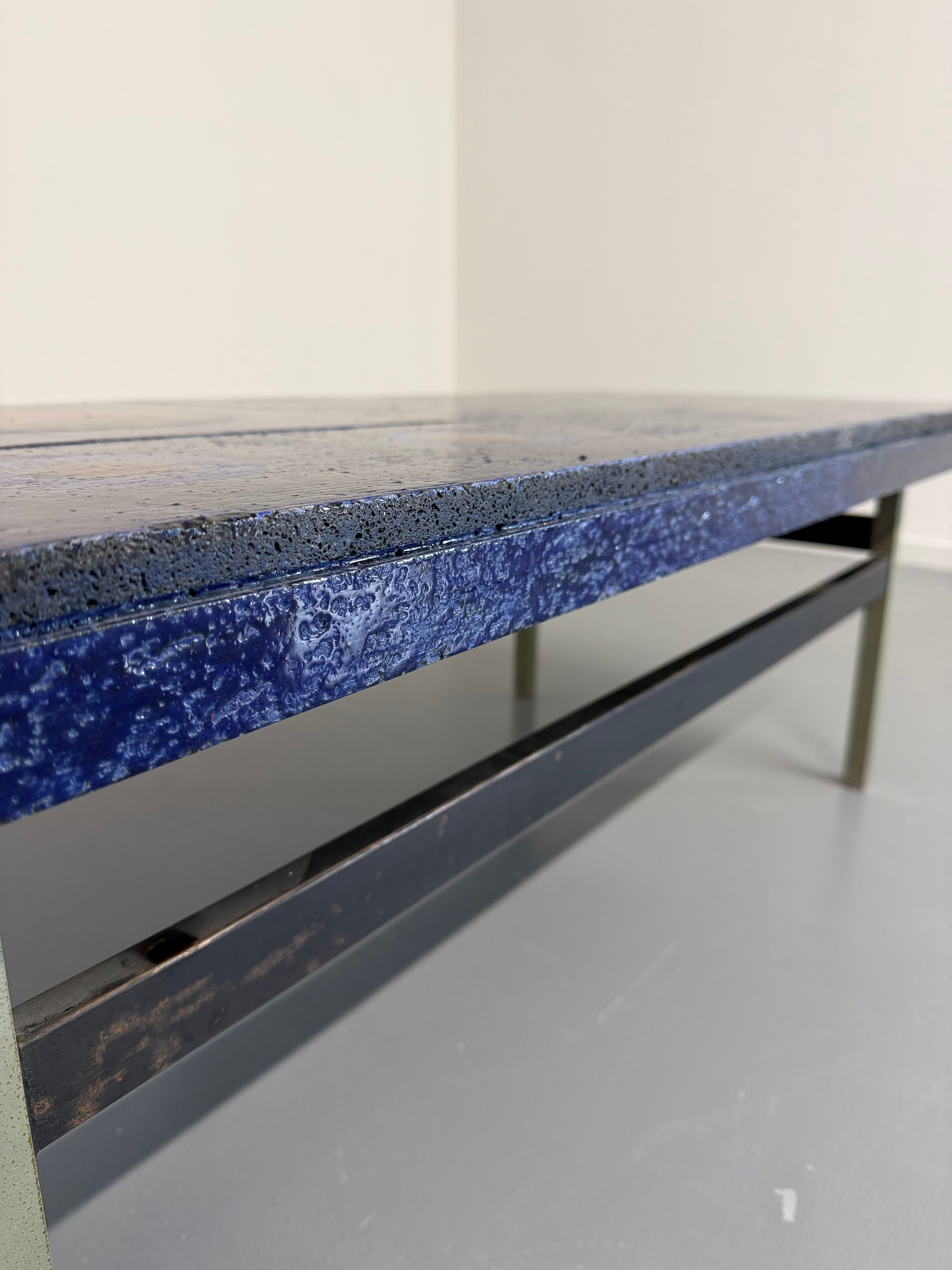 Table basse en céramique émaillée bleue design année 70