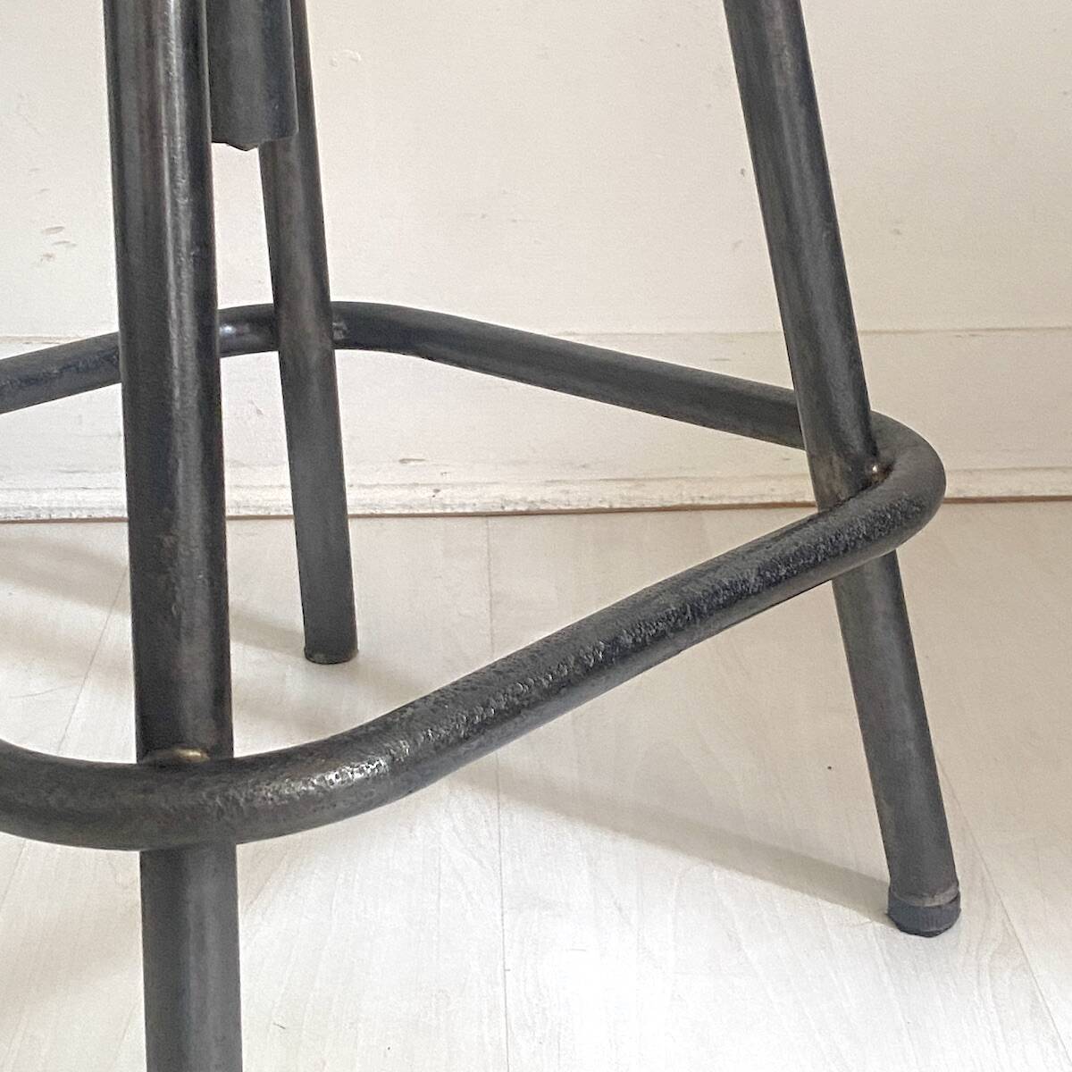 Industrial high stool, adjustable height