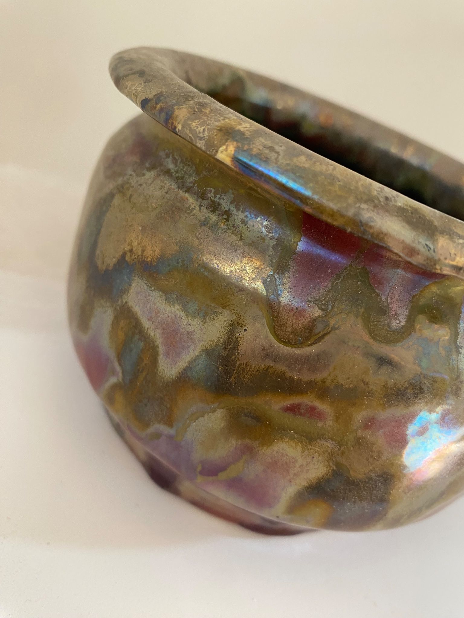 Iridescent ceramic pot