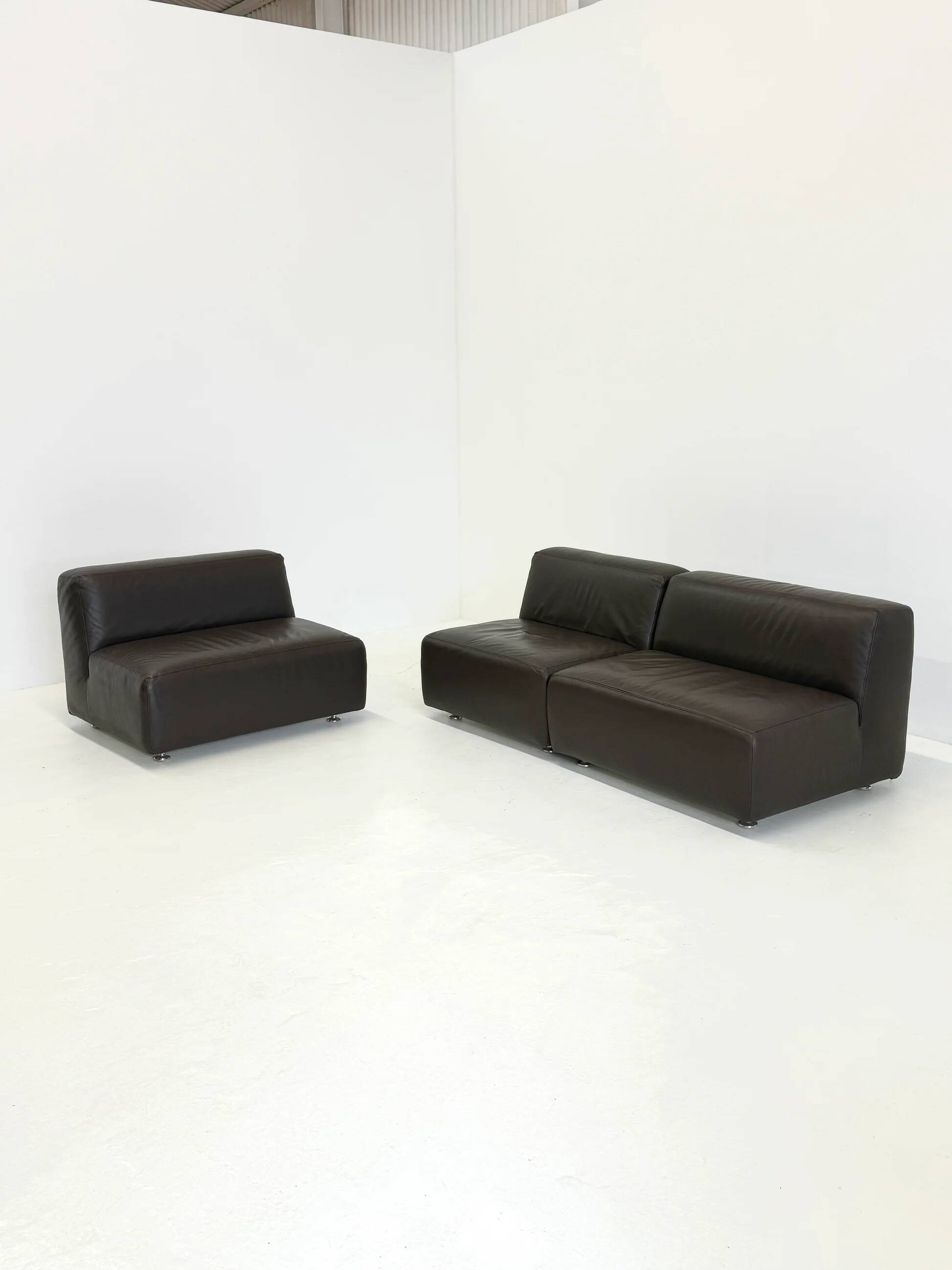 Ensemble de 3 canapés / fauteuils modulaires vintage de style spatial en cuir marron foncé.