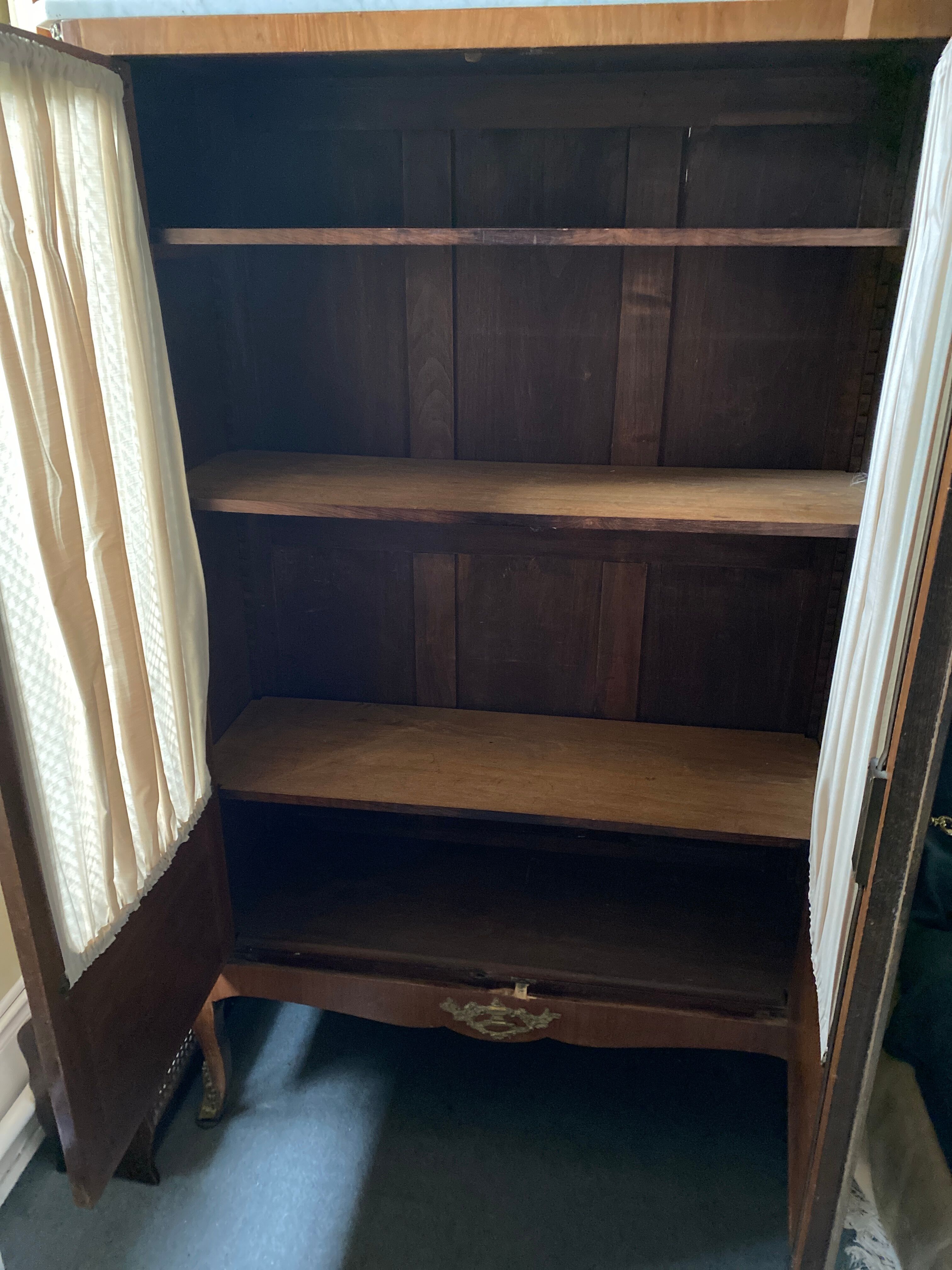 Armoire vitrine