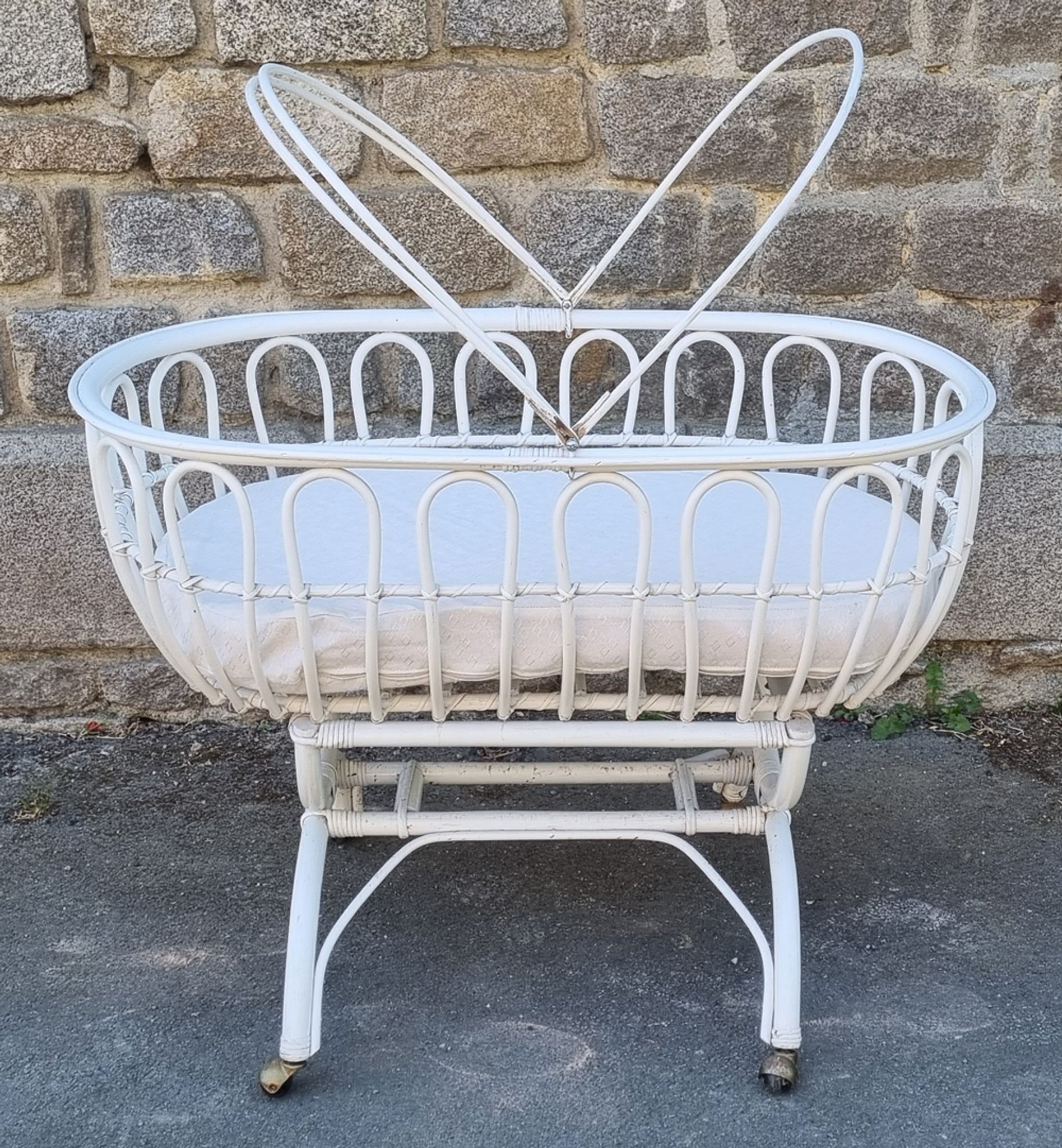 Lit berceau bambou rotin à roulettes, blanc, avec anse, vintage, années 60