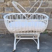 Lit berceau bambou rotin à roulettes, blanc, avec anse, vintage, années 60