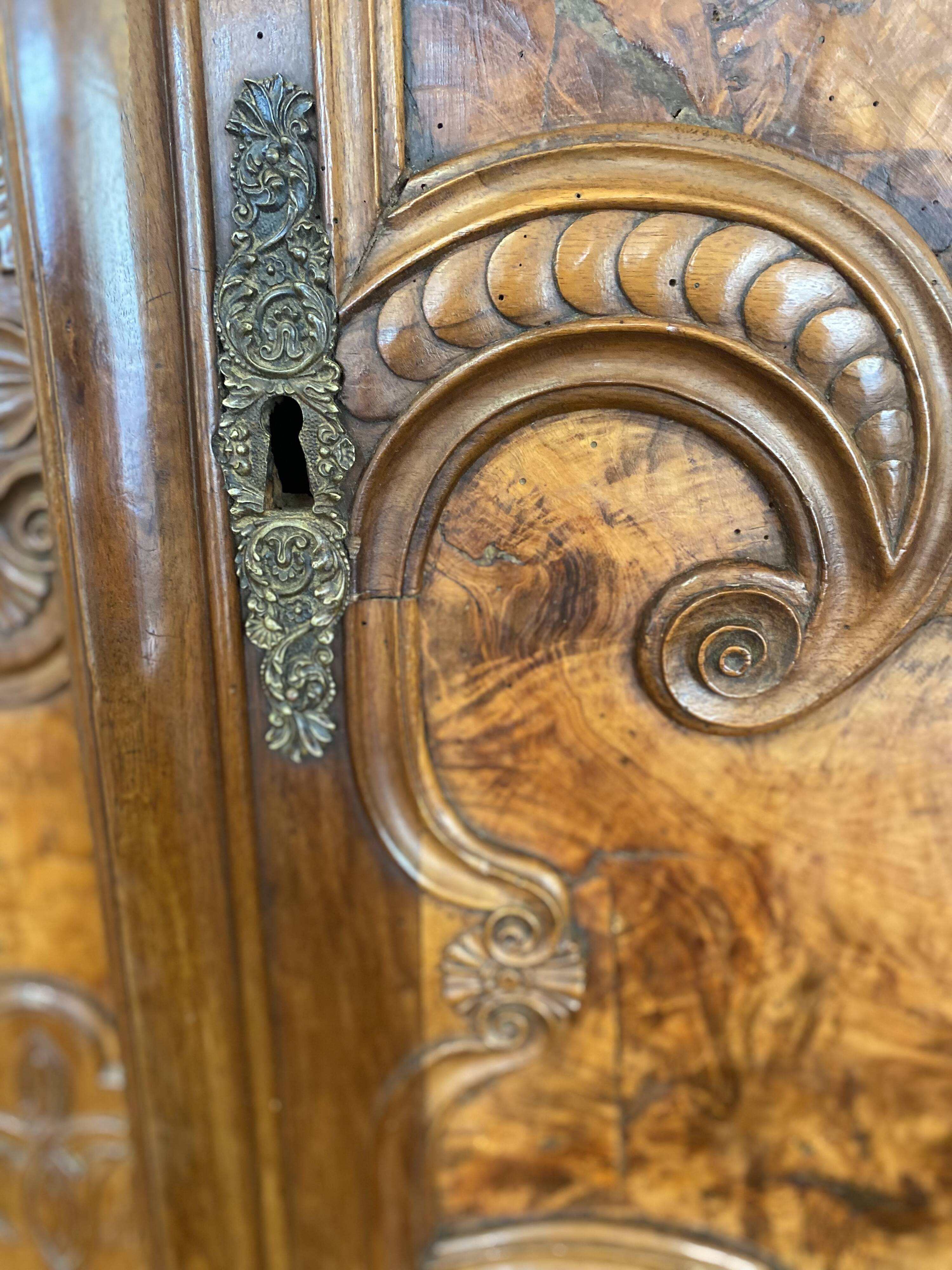 Bressane wardrobe with arched cornice, walnut and fresne magnifying glass.