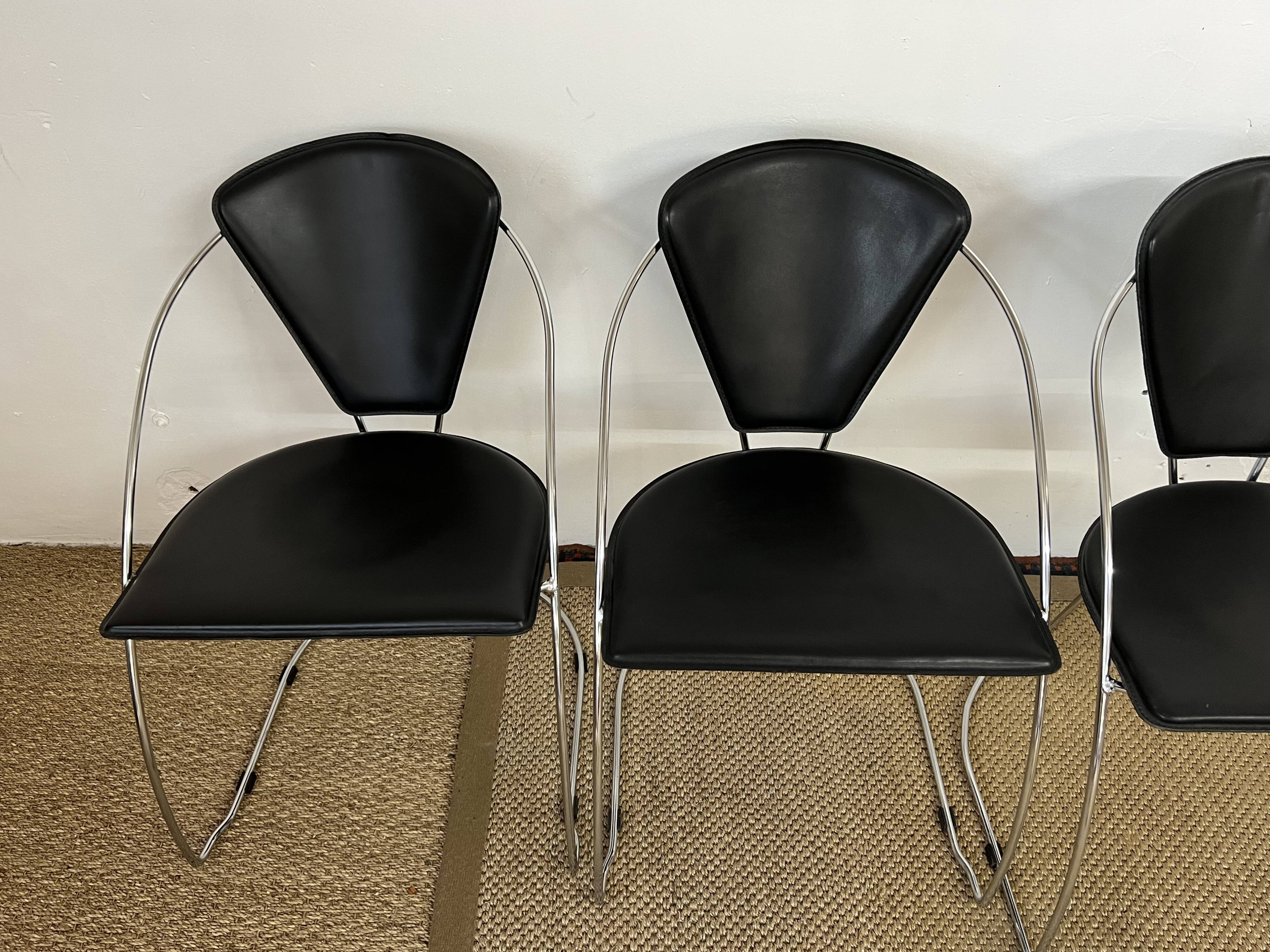 Lot 5 chairs black leather thread