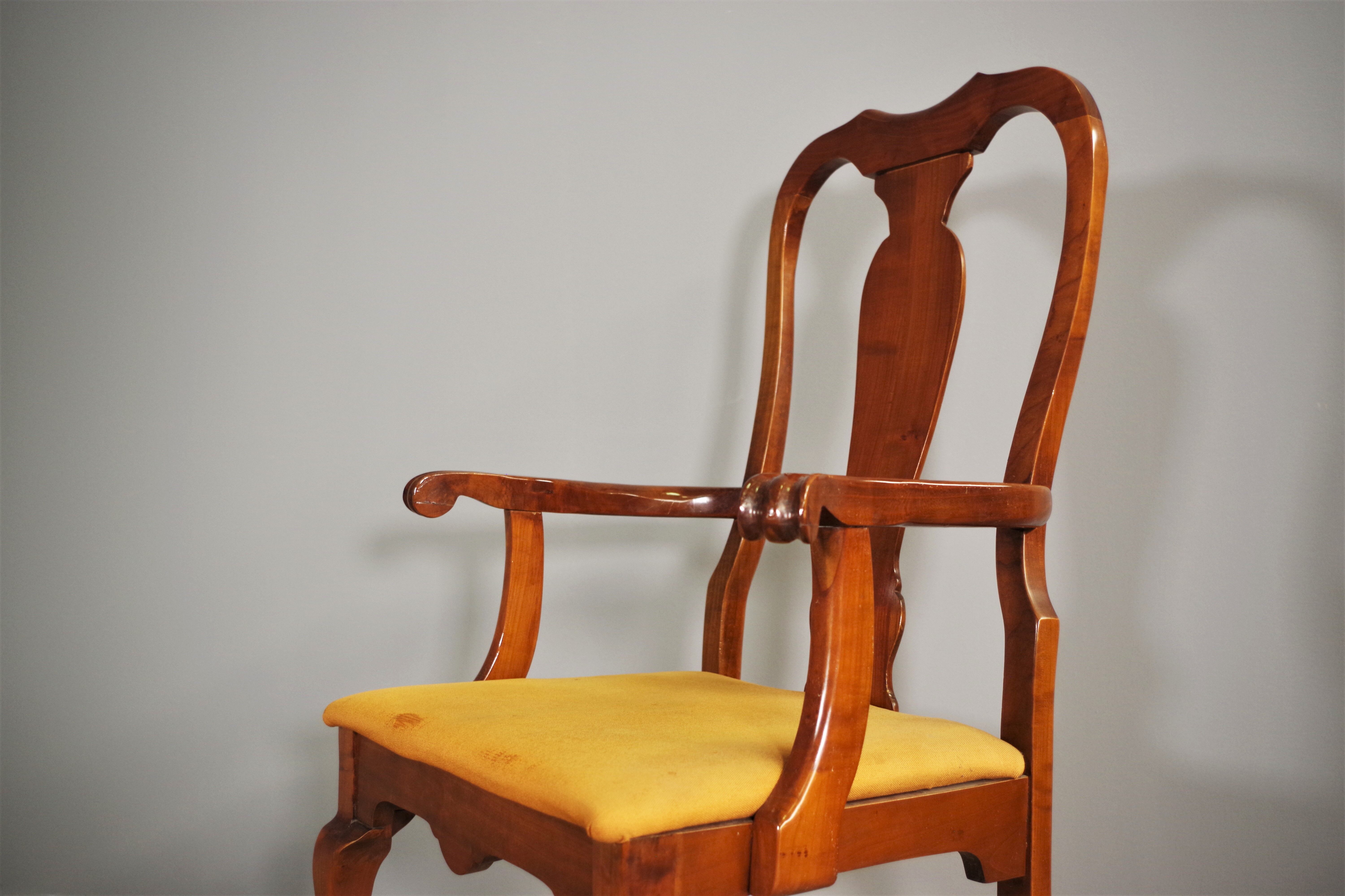 Antique Queen Anne armchair in mahogany and leather