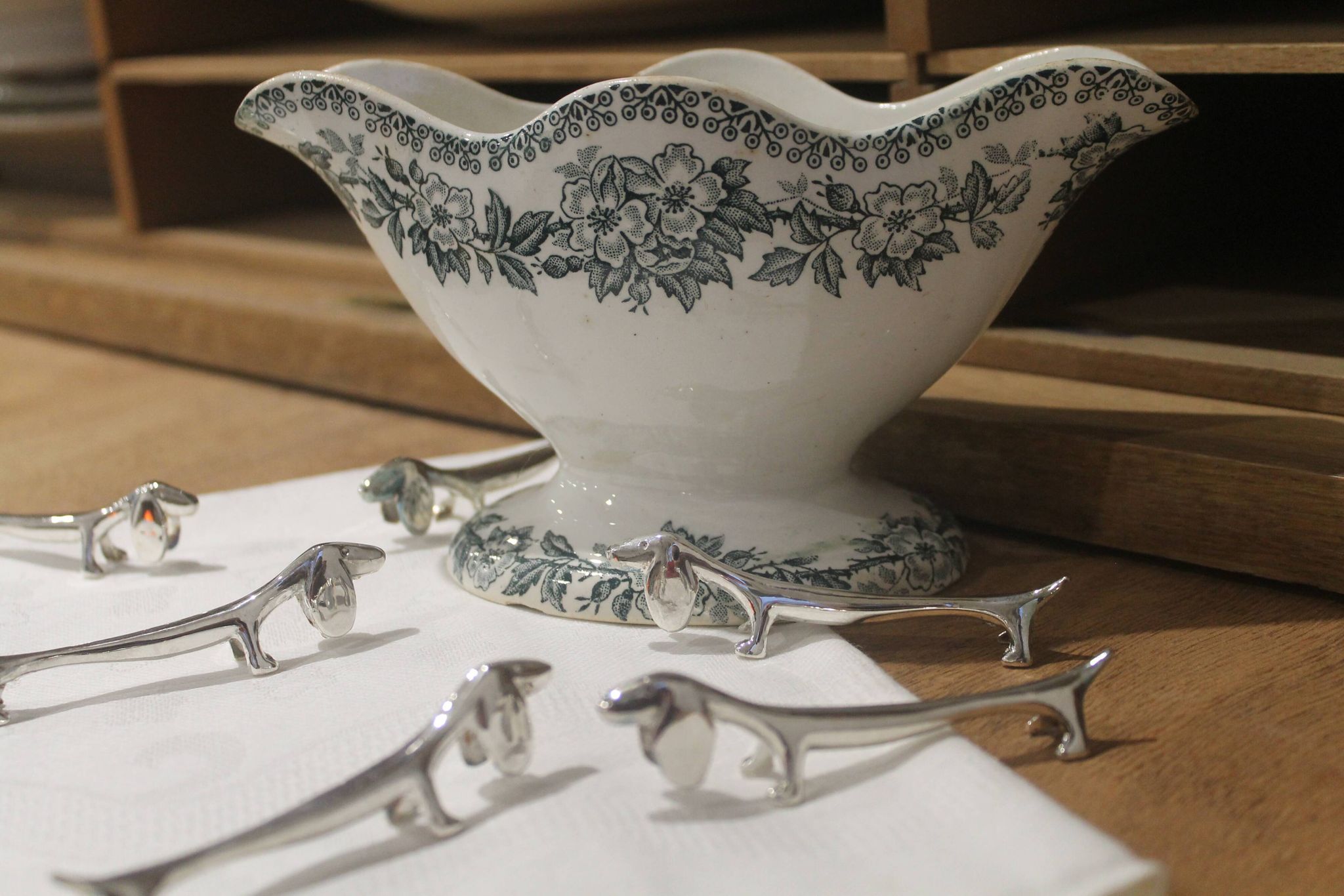set of 6 knife holders in silver metal basset/dachshund