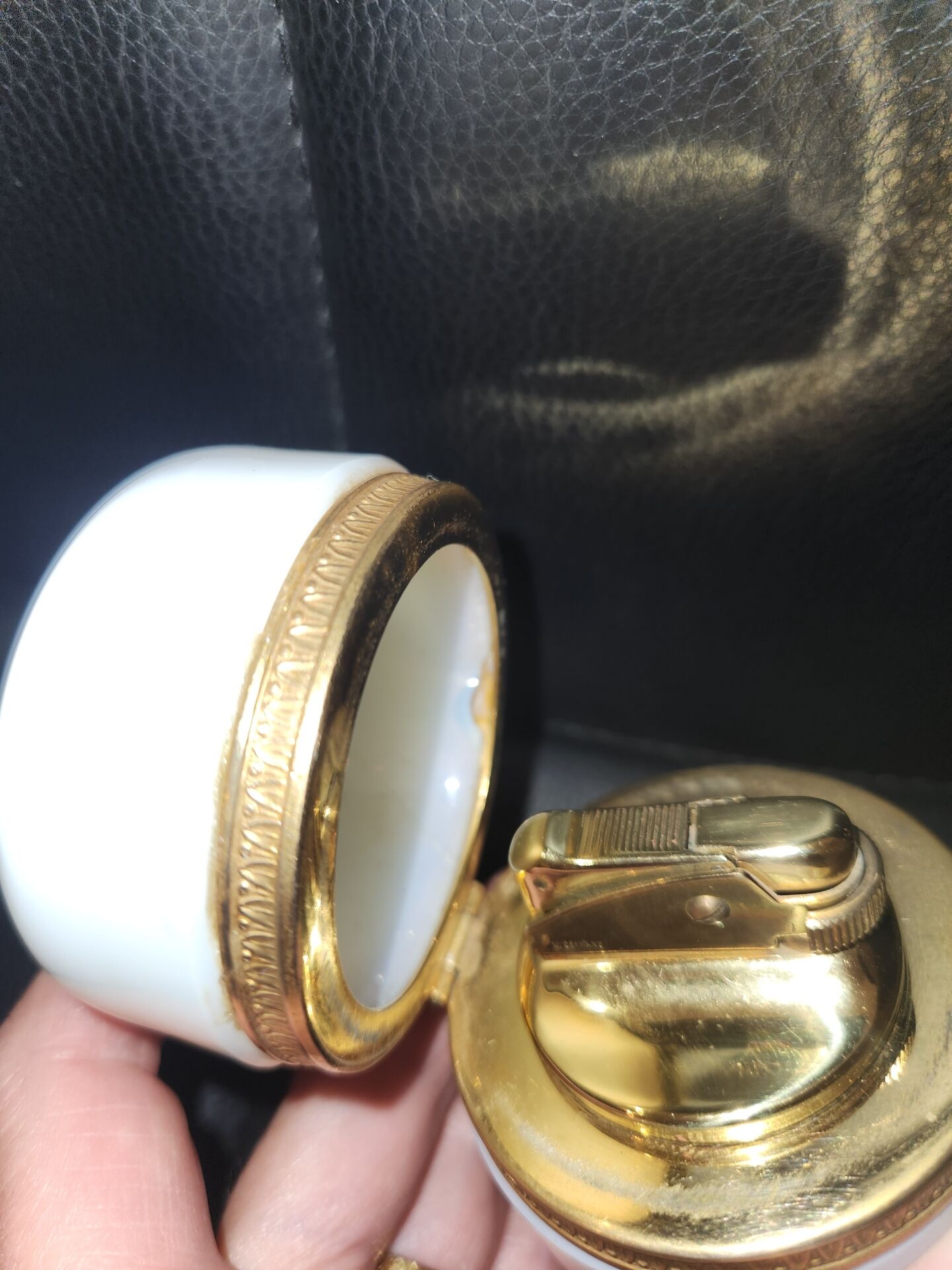 Collectible lighter in white opaline