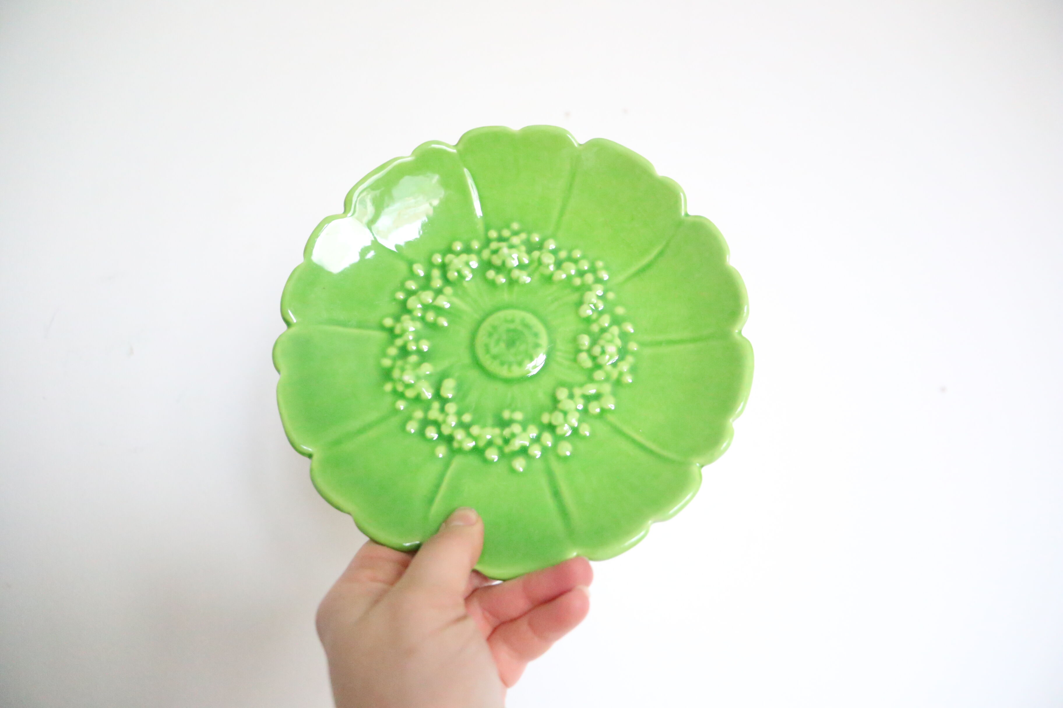 Plates Vallauris Alain Maunier, 1970, in the shape of a flower, in green earthenware