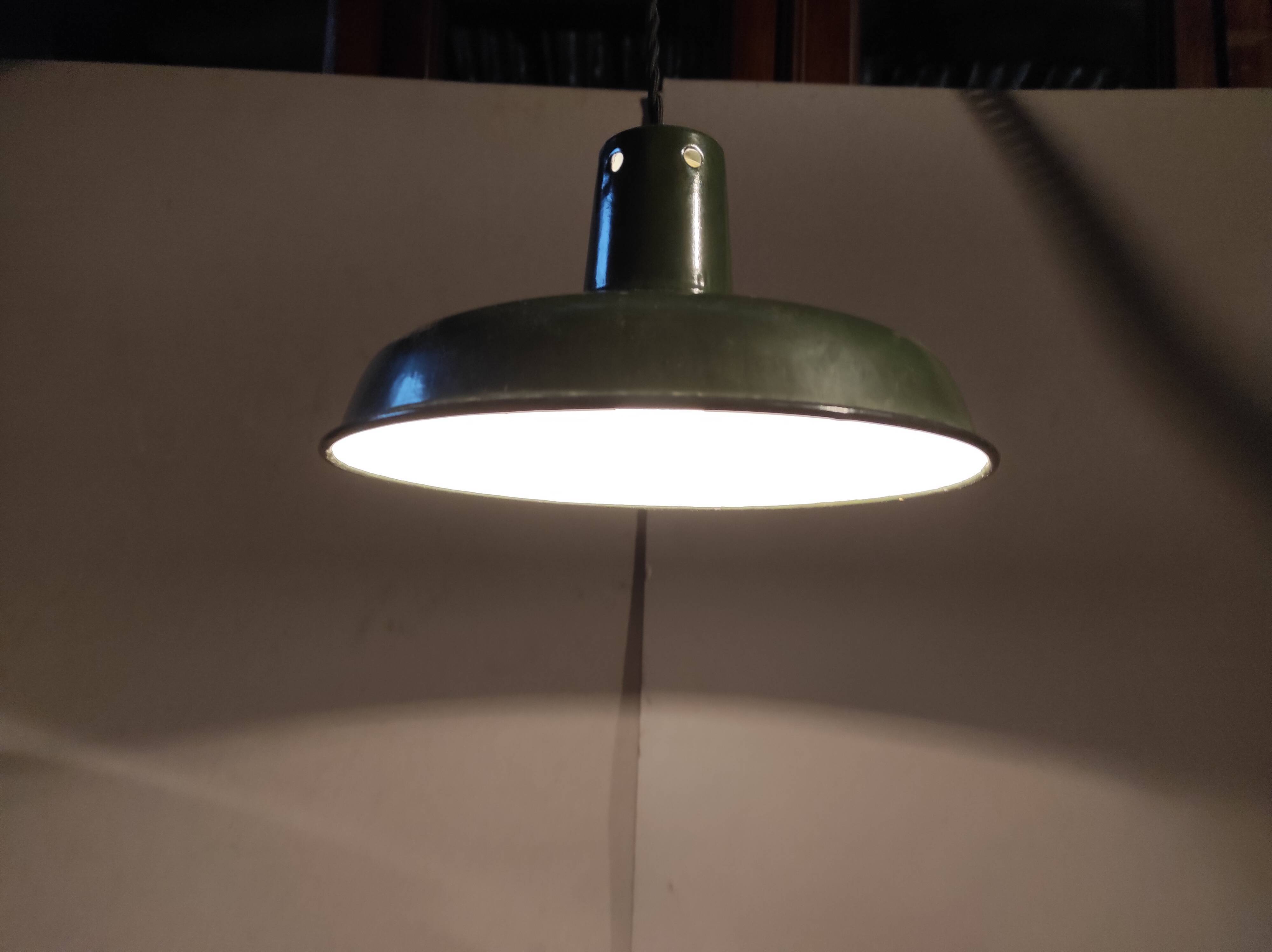 Suspension sheet enamelled green and white