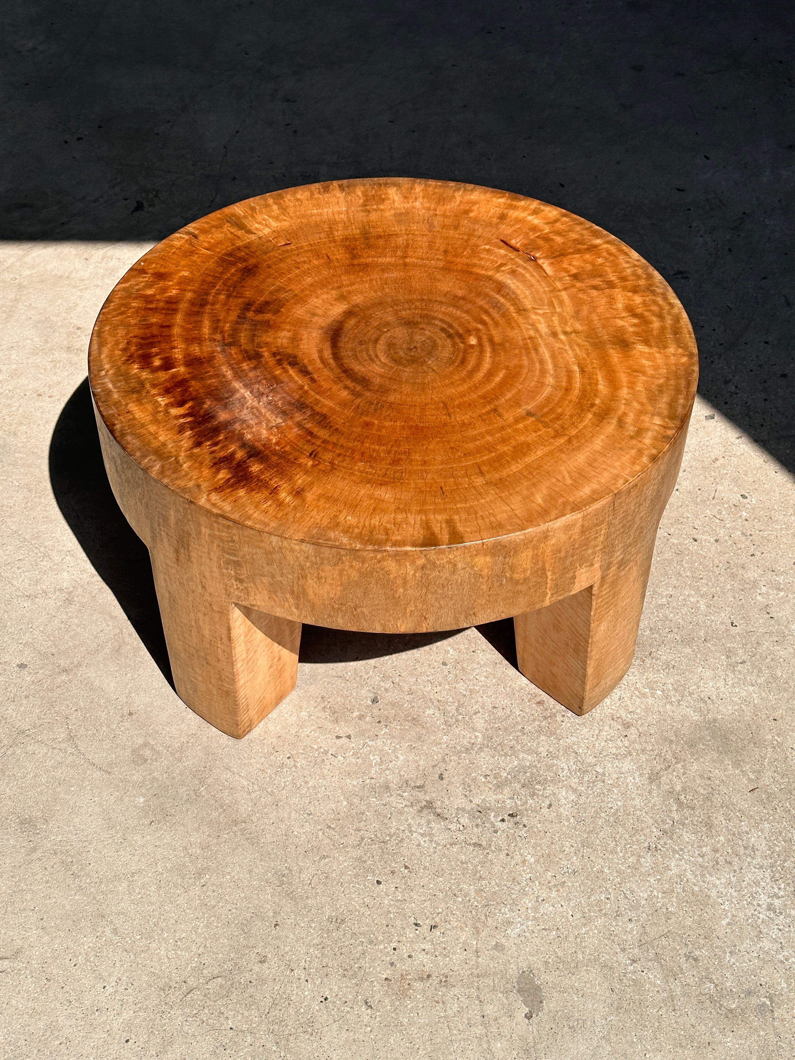 Quadripod coffee table in solid wood monoxyl natural color (dark)