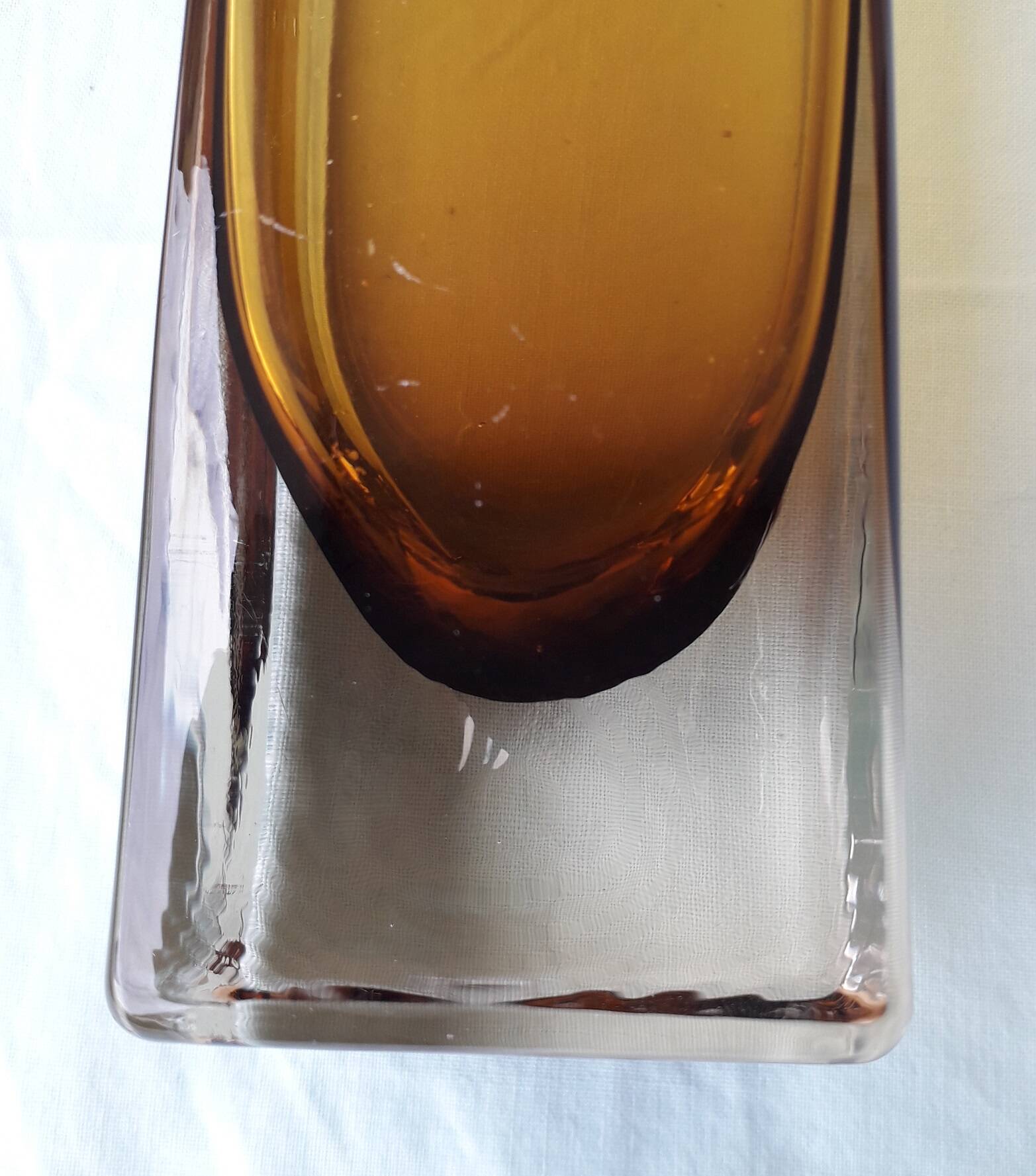 Vase carré en verre