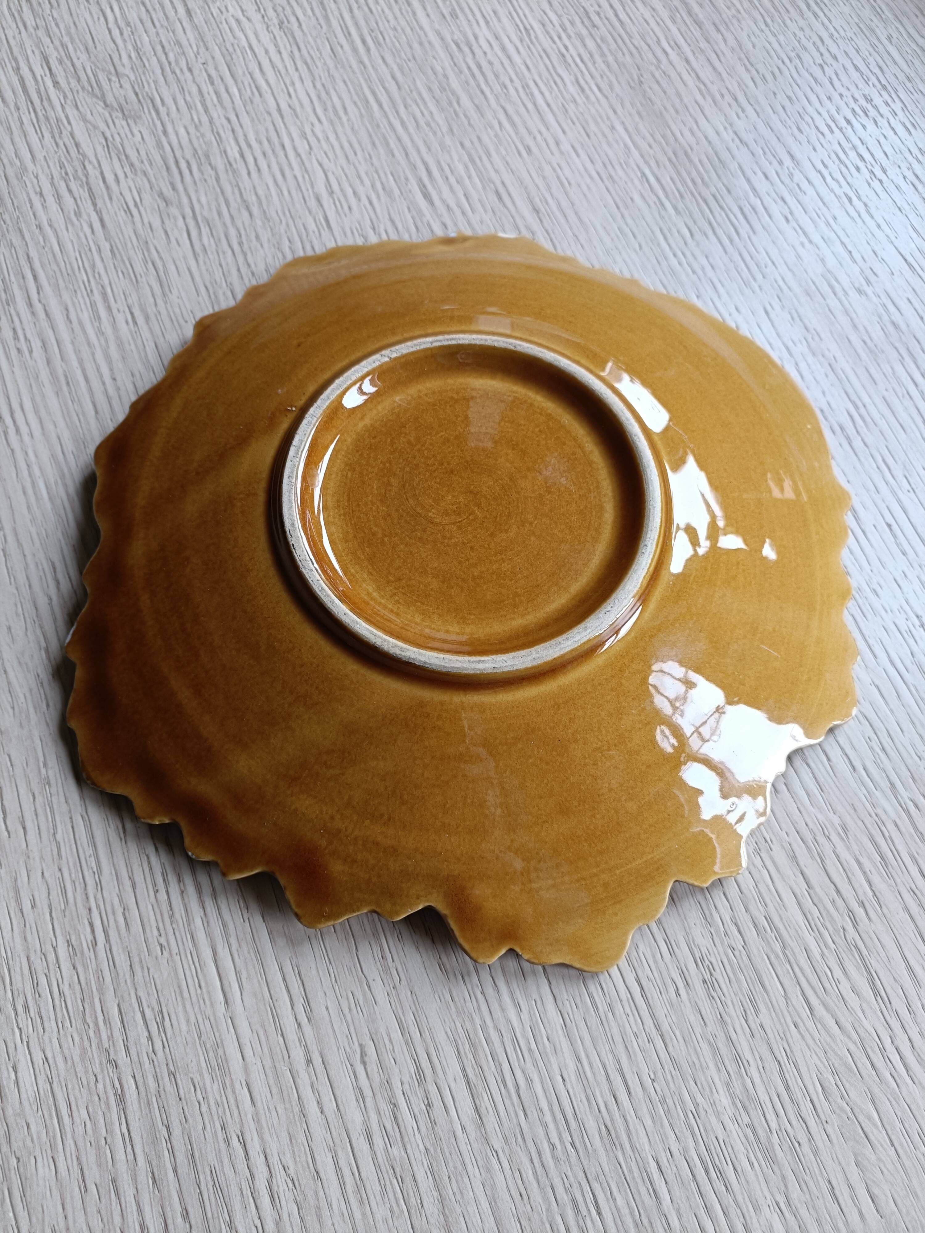 Plate barbotine vine leaf