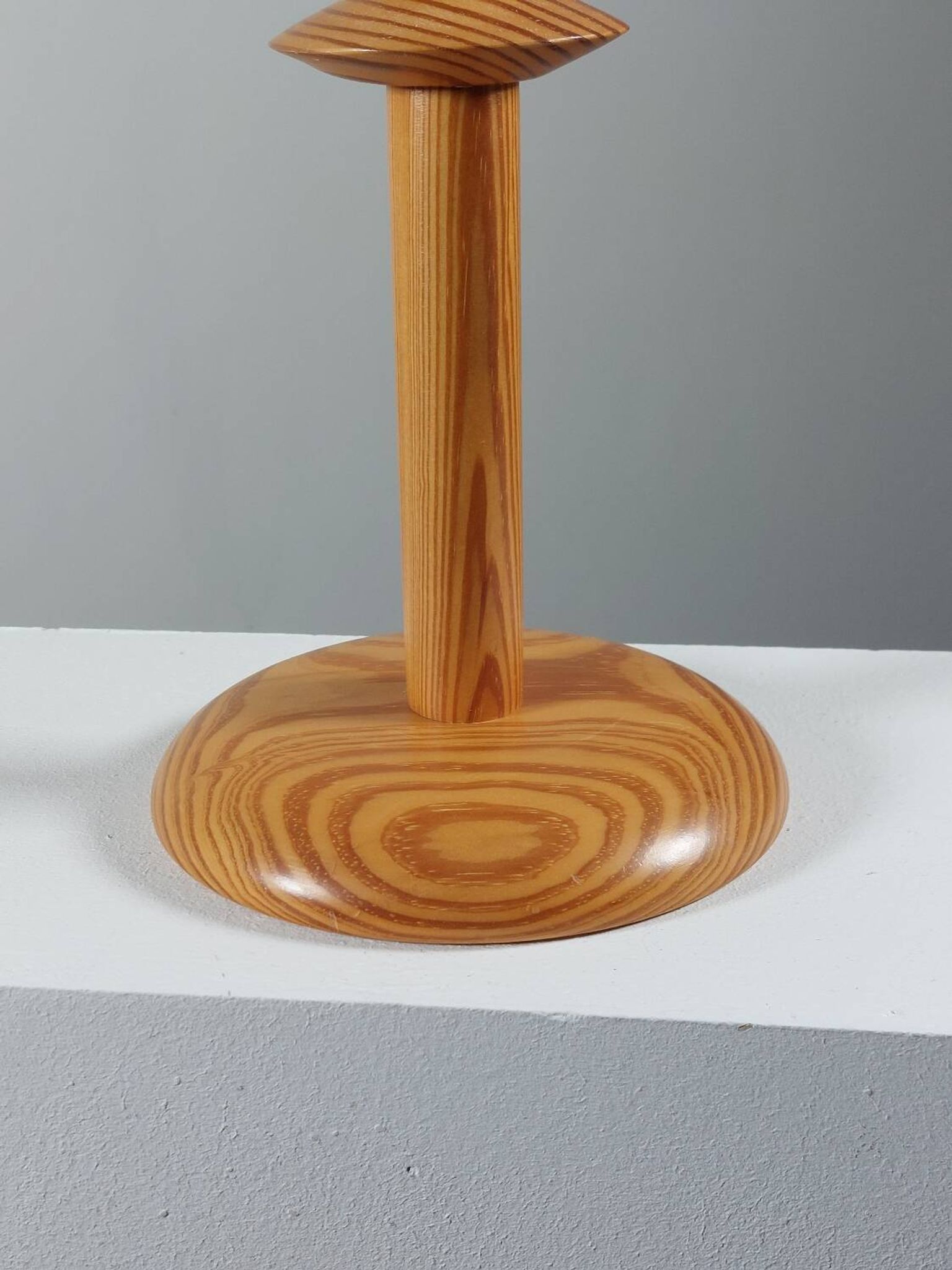 Lampe de table en bois de pin postmoderne vintage des années 80