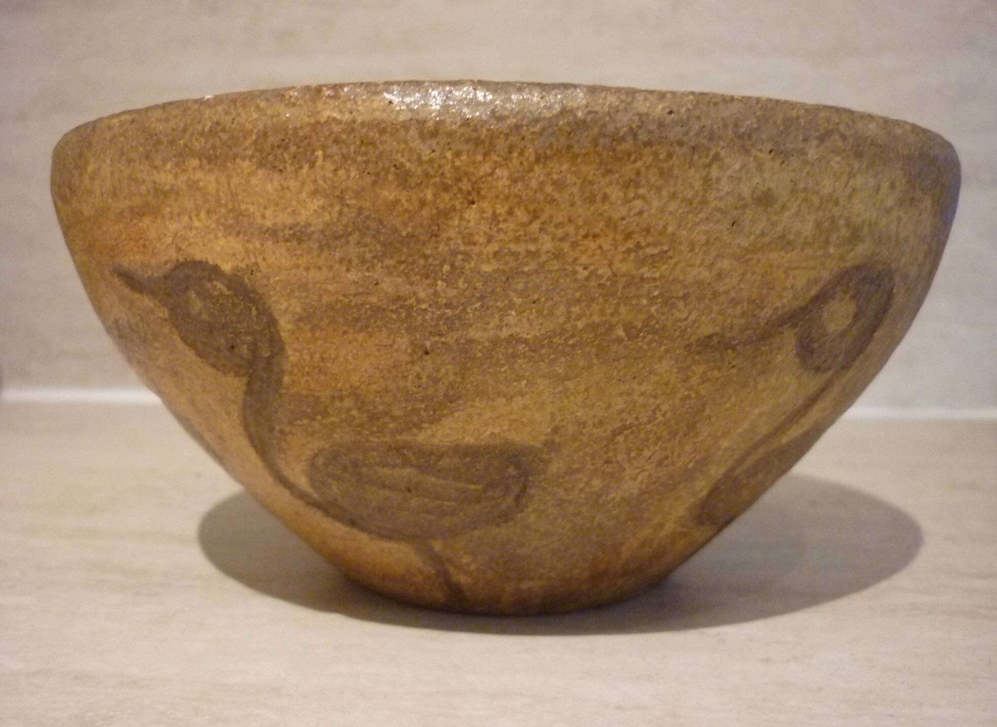 Chamotte clay bowl with bird decoration