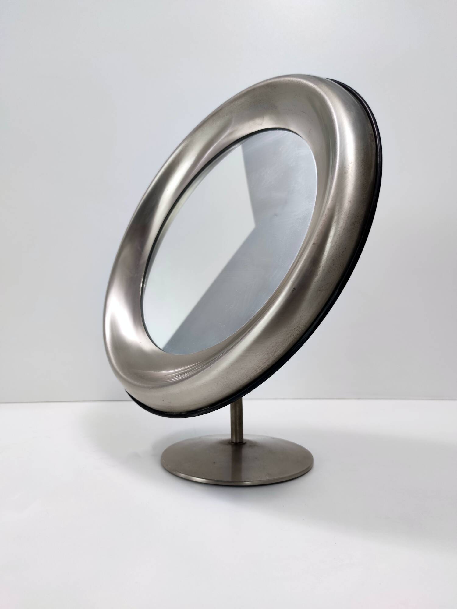 Miroir de courtoisie rond en laiton anodisé, attribution à Sergio Mazza, Italie