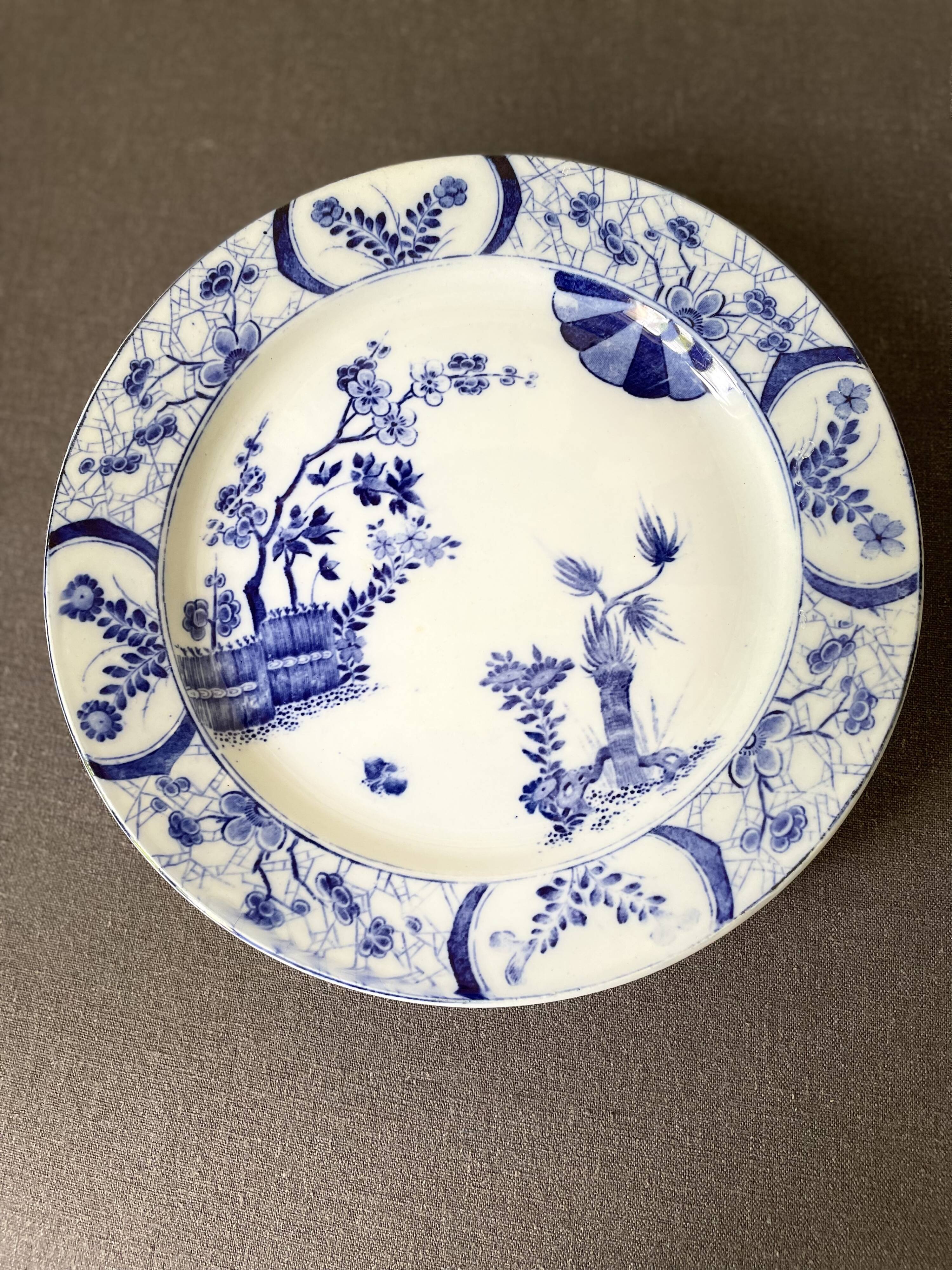 Assiette sur piédouche en faïence bleue et blanche Creil & Montereau, service "Japon", XIXème siècle