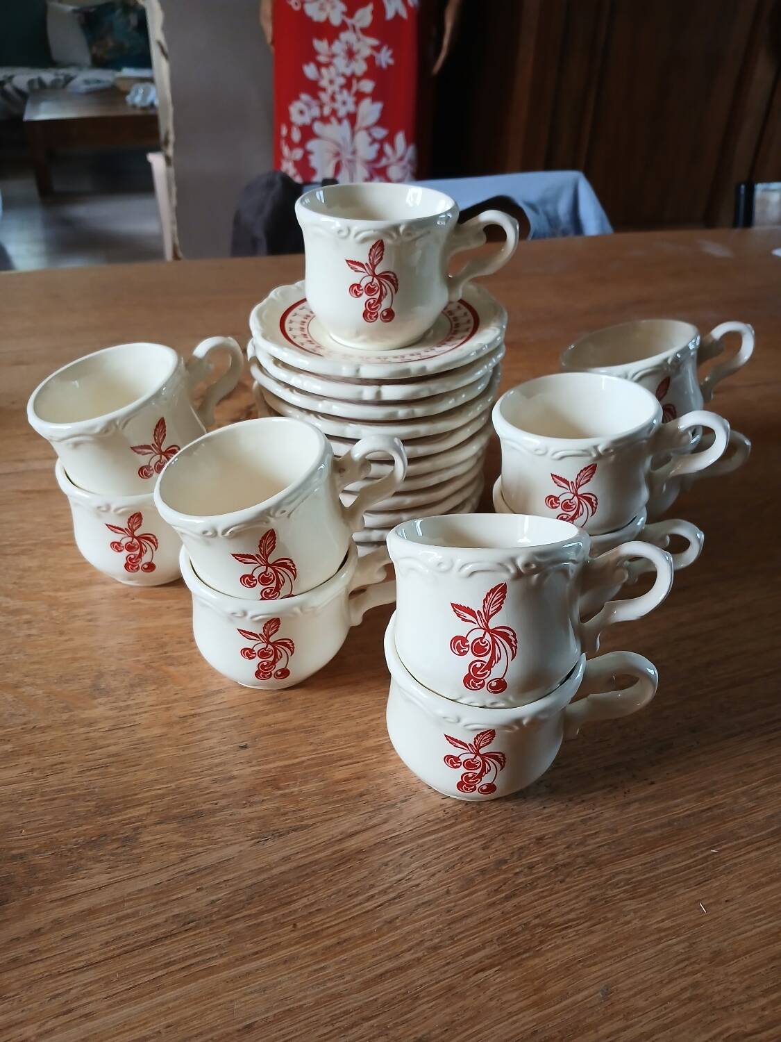 10 tasses et soucoupes "Le grenier de Louise "