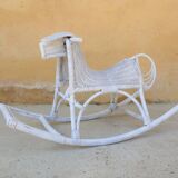 Cheval à bascule en rotin blanc vintage