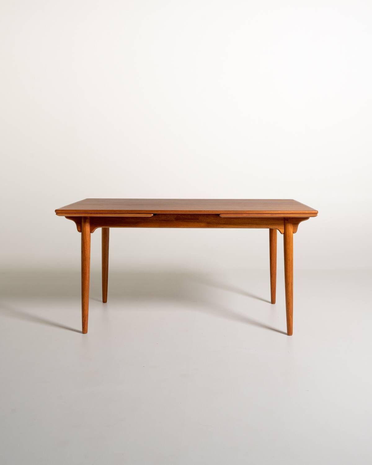 Table à manger "Modèle 54" produite par Omann Jun., années 1960.