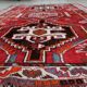 Tapis persan Shiraz vintage des années 1940, médaillon tribal triple, champ rouge, 115 cm x 156 cm