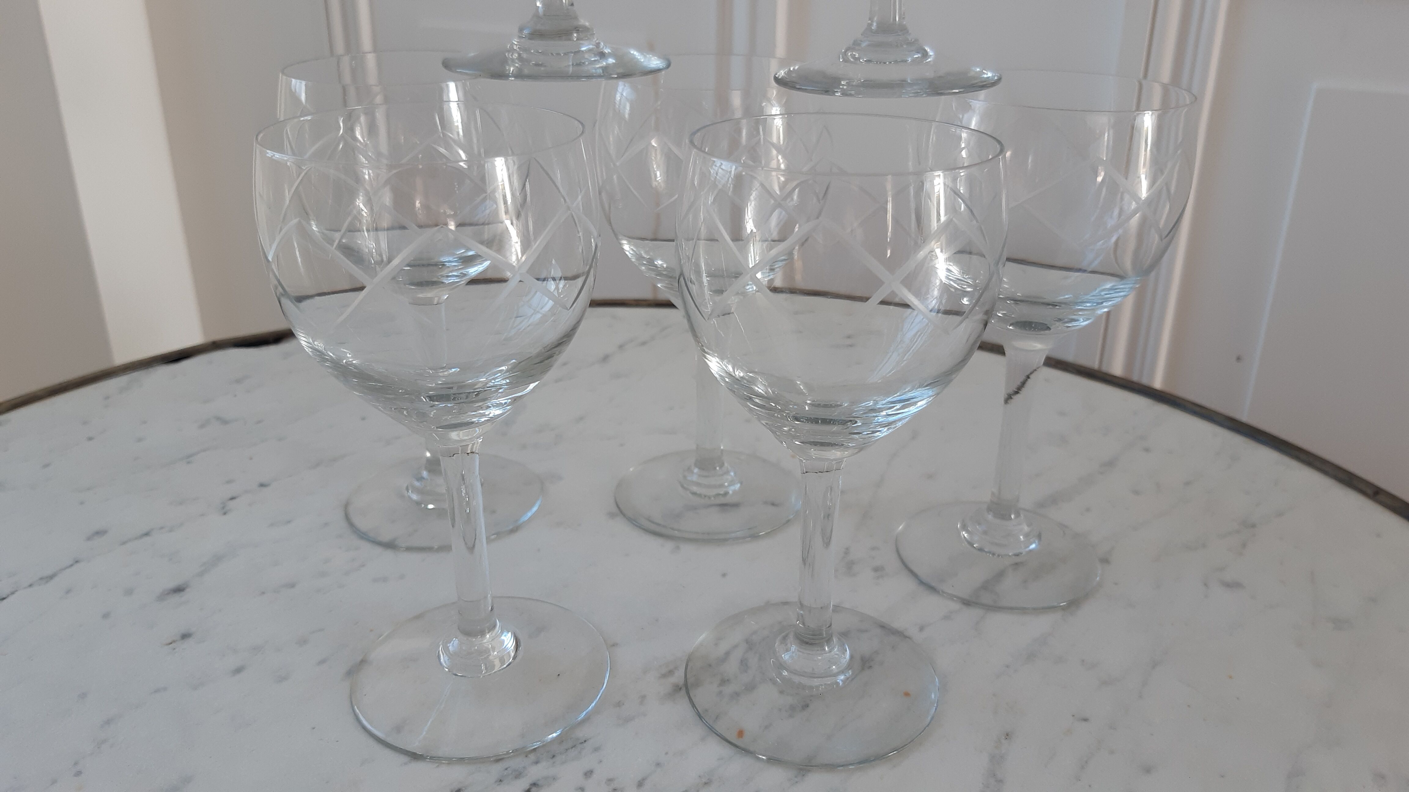 Set of 7 wine glasses engraved 50s