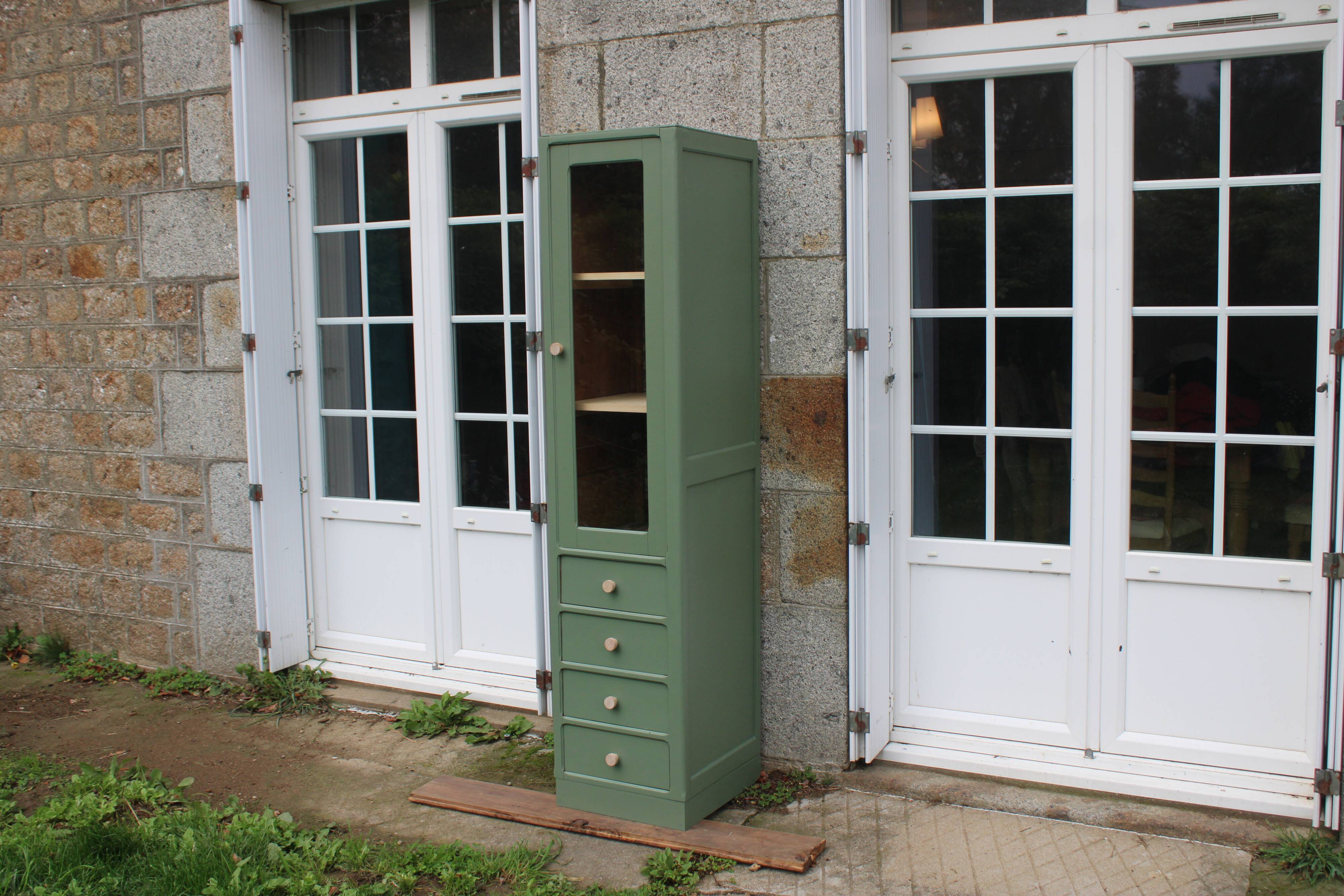 Vitrine haute vintage peinte en vert, rénovée