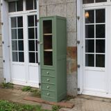 Vitrine haute vintage peinte en vert, rénovée