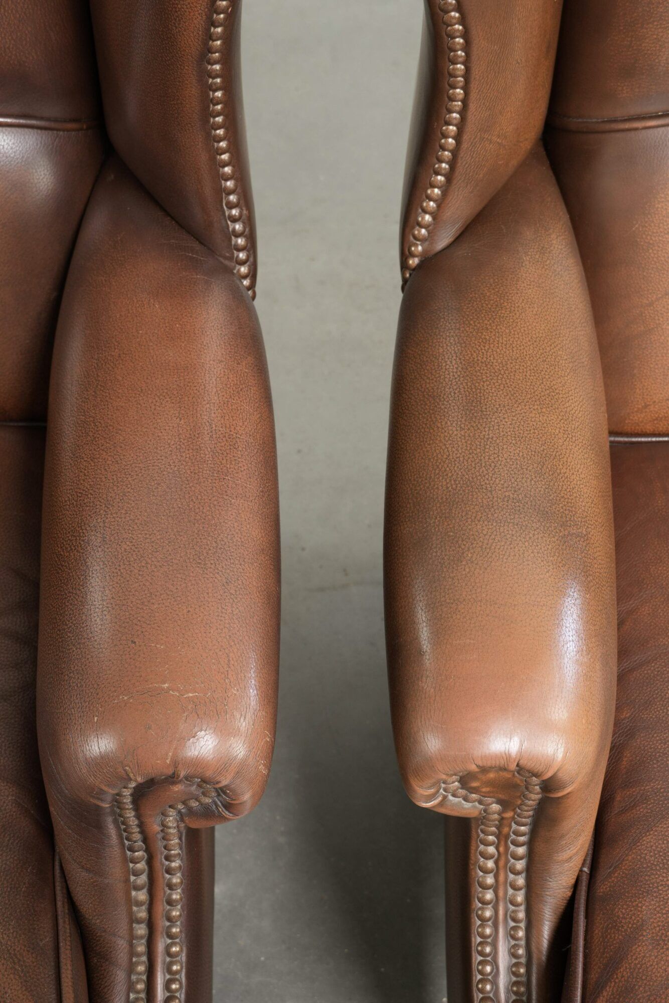 Set of 2 cow leather wingback armchairs in English style