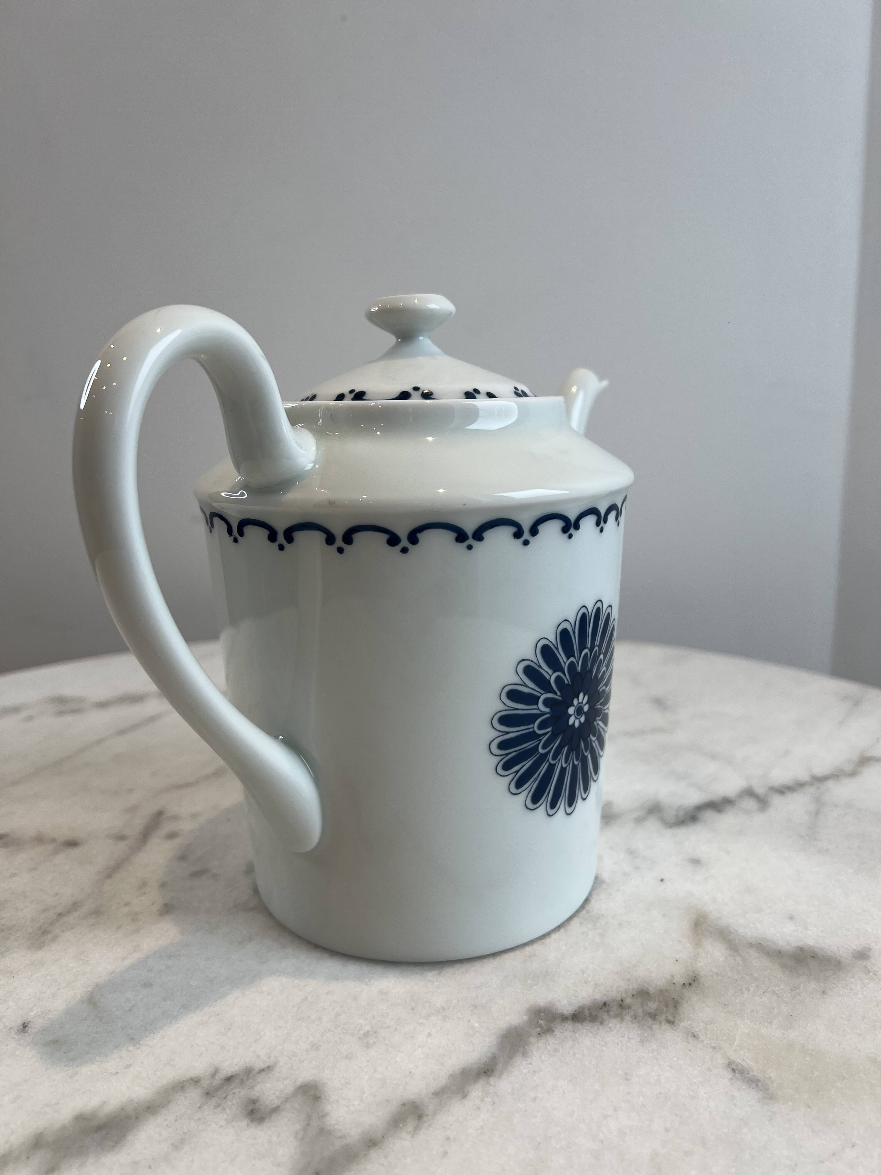 Teapot from the porcelain factory of Paris.