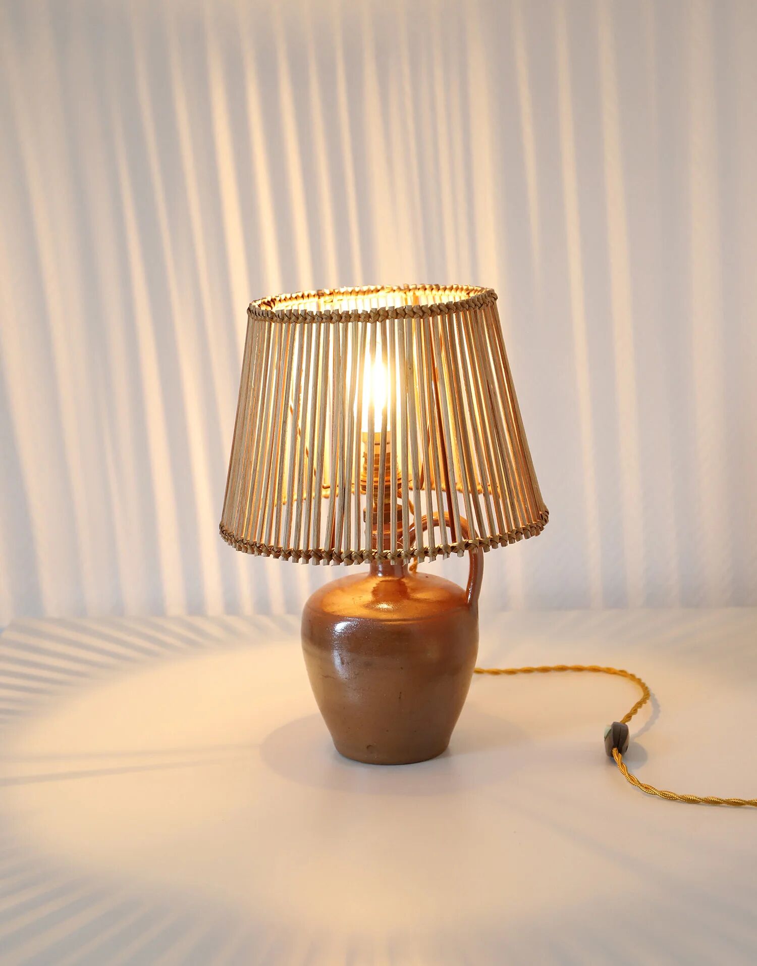 Lampe à poser artisanale "Héritage Alsacien" – Grès au sel et lumière graphique