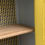 Armoire parisienne bonnetière ancienne jaune poudré.
