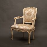 Pair of Louis XV style armchairs – Carved, gilded wood and brocade fabric