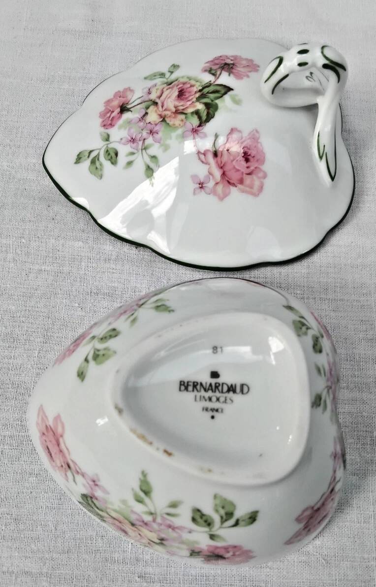 Sugar bowl with its lid in Limoges porcelain by Bernardaud.