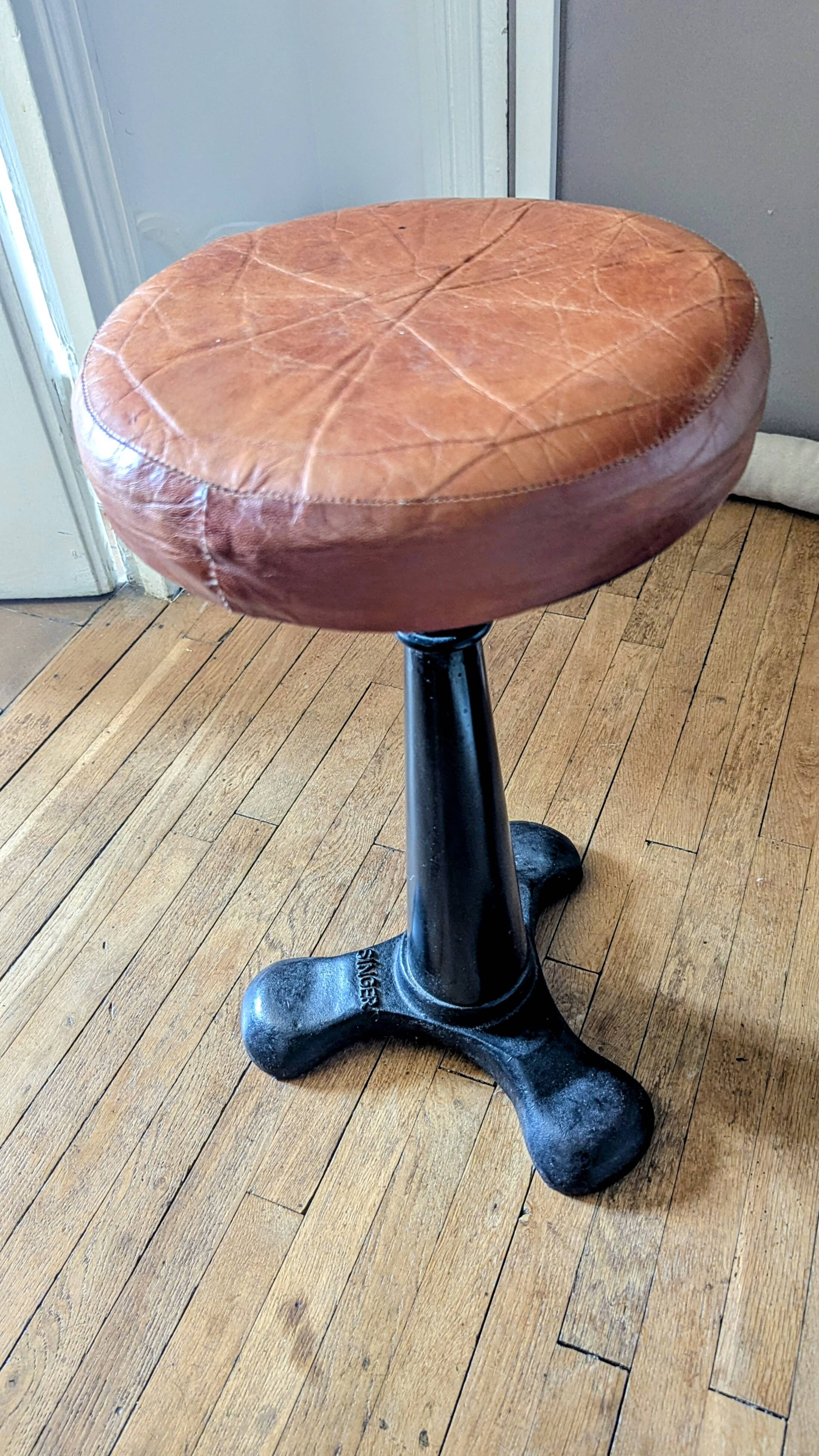 Tabouret en fonte Singer