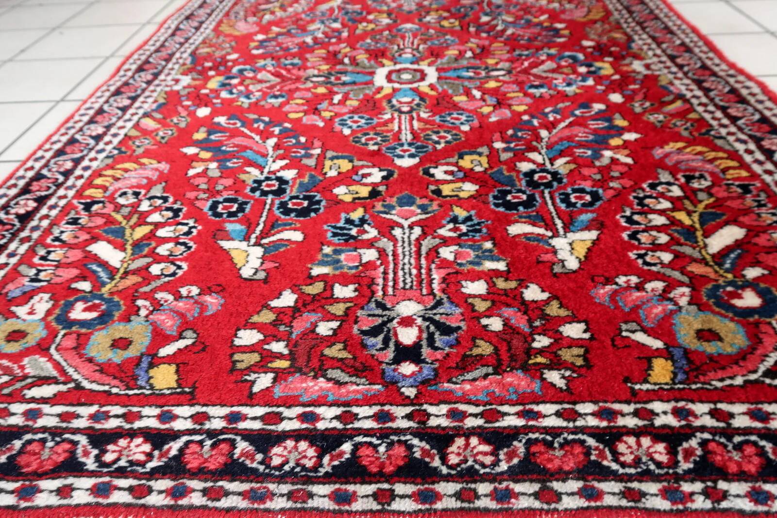 Handmade vintage oriental Sarouk rug 101cm x 145cm, 1950s