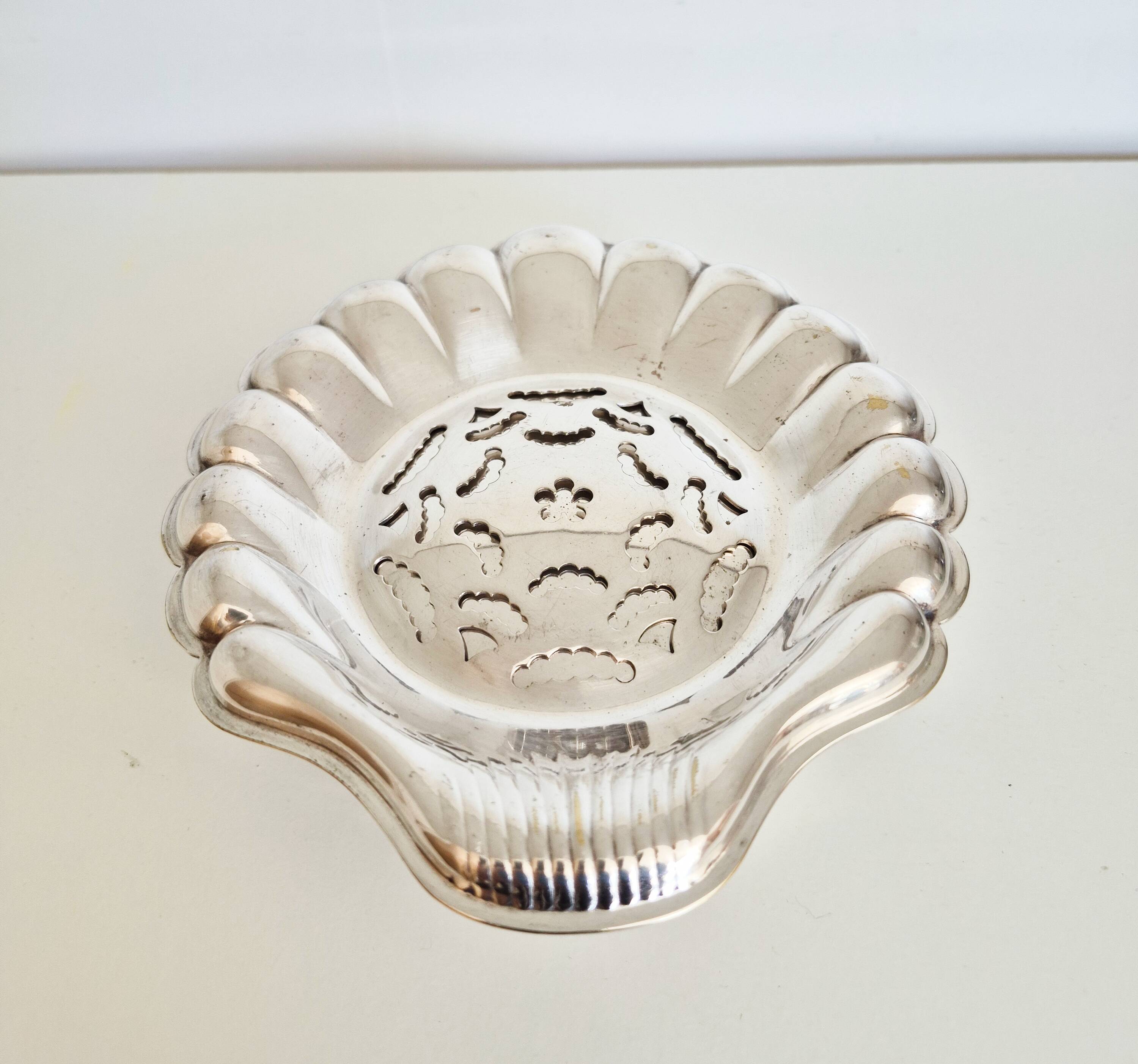 Scallop shell butter dish in silver, scallop shell.