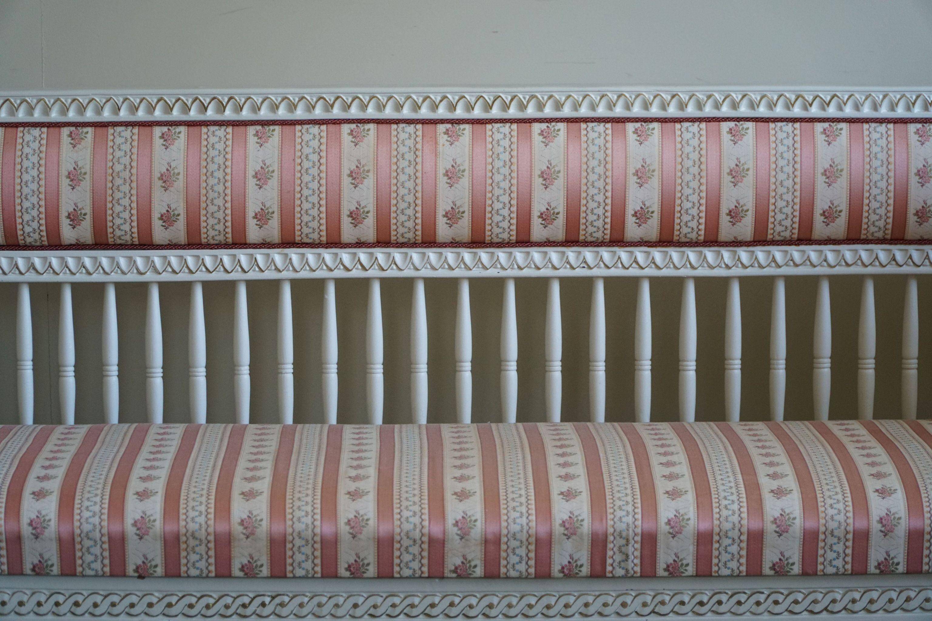 Antique Gustavian canapé / bench from the early 19th century, by a Swedish cabinetmaker.