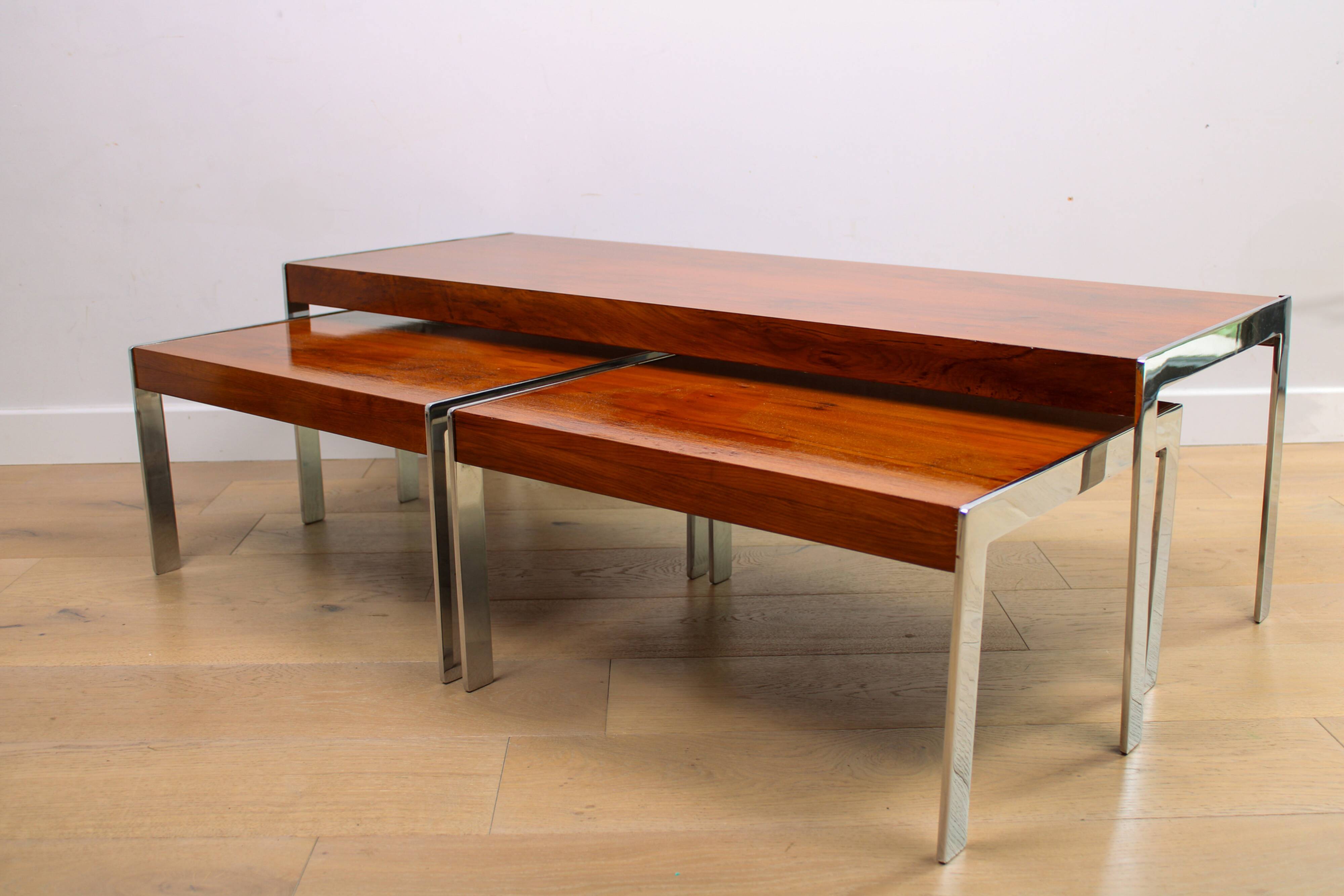 Un ensemble de tables de café gigognes vintage de milieu de siècle de Merrow Associates - If.