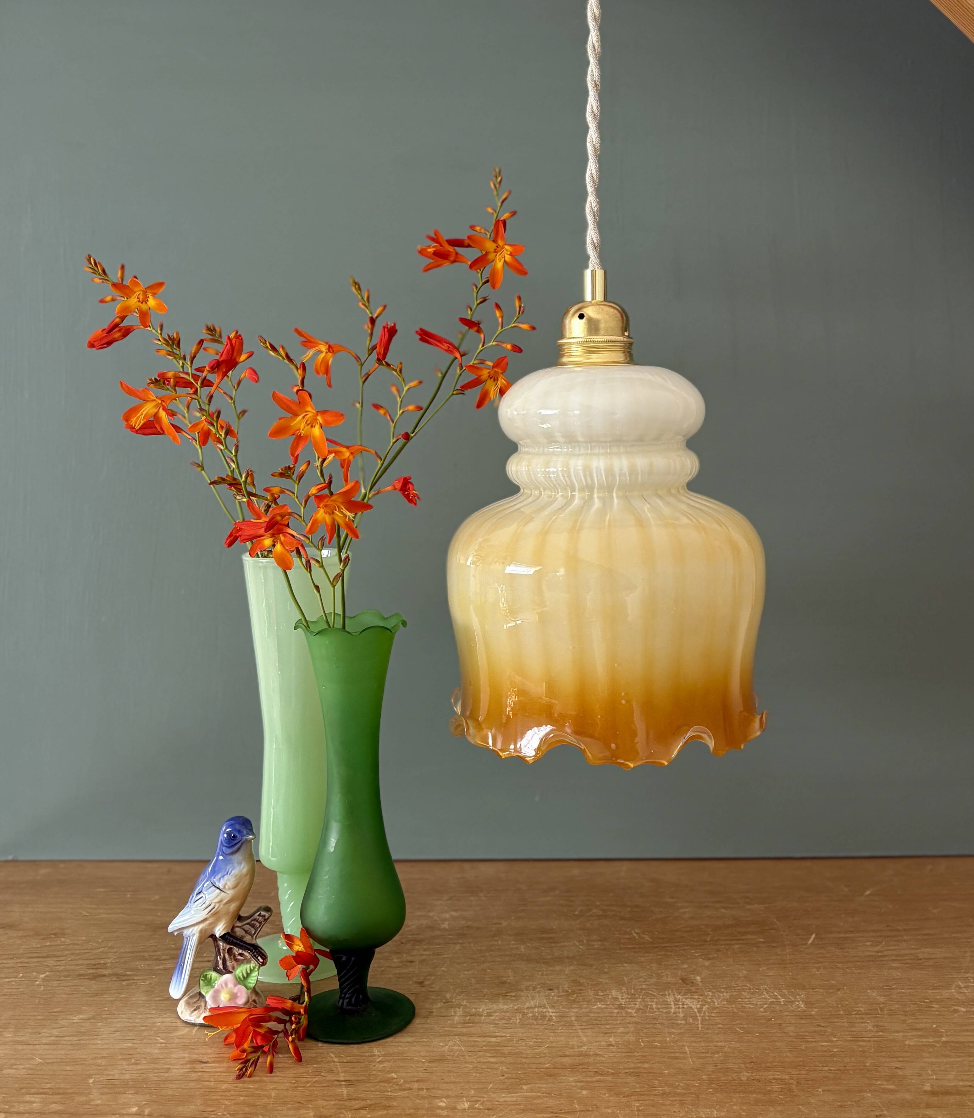 Suspension globe vintage en opaline blanche et ocre
