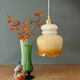 Suspension globe vintage en opaline blanche et ocre