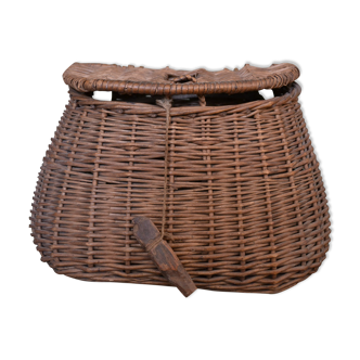 Rattan fishing basket fisherman