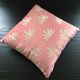 Coussin rose brodé palmiers
